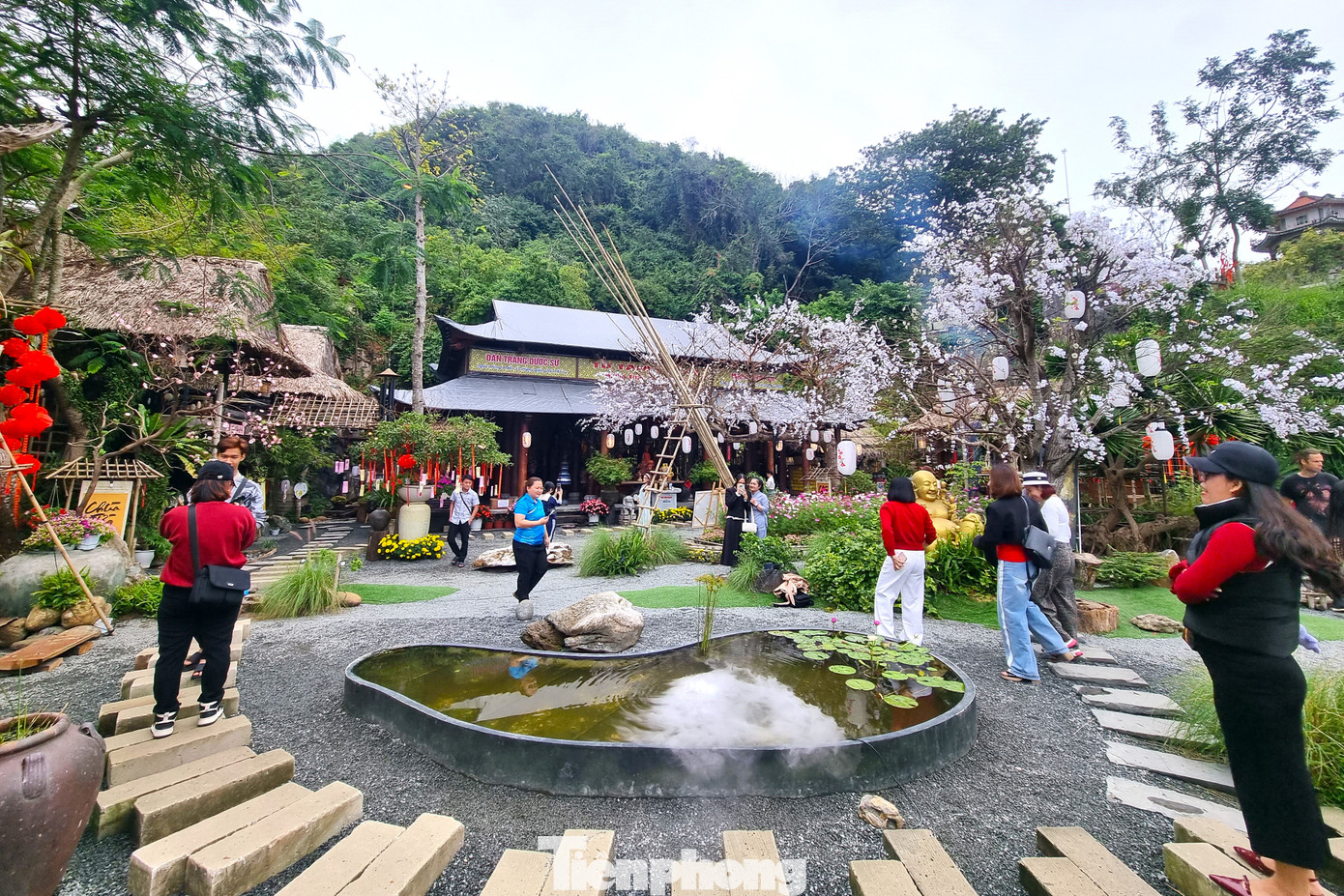 Ngôi chùa đang hút người dân và du khách dịp rằm tháng Giêng này là chùa Từ Tâm, nằm trong danh thắng Ngũ Hành Sơn (quận Ngũ Hành Sơn, TP Đà Nẵng). Chùa được xây dựng dưới thời vua Lê Thánh Tông (1460-1497). Theo lưu truyền, có một vị Hòa thượng quý danh Từ Tâm người miền Bắc vào tu và tìm đường học đạo tại Ngũ Hành Sơn, dưới chân núi Thủy Sơn. Sau đó, Hòa thượng Từ Tâm đã xây dựng lên ngôi chùa này. Ban đầu chỉ dựng bằng phên tre mái lá. Ảnh: Thanh Hiền.