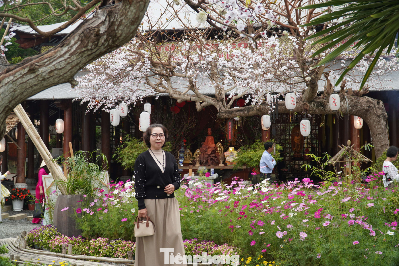 Chùa vẫn rực rỡ sắc hoa, ngập không khí Tết.