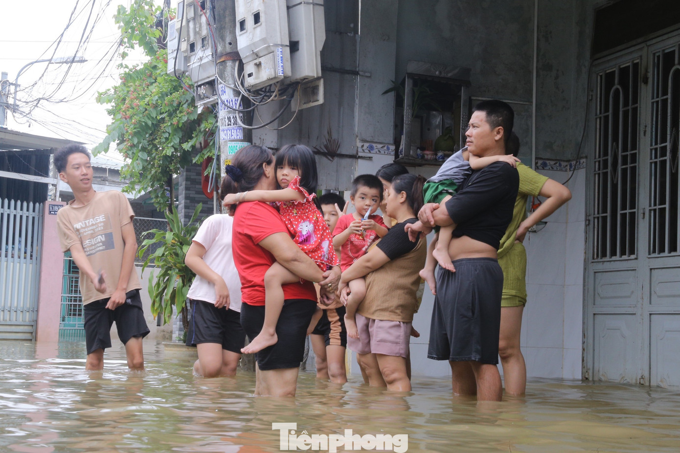 Hiện tại đã có 56 tháp báo ngập được phủ khắp thành phố, trong đó riêng tuyến đường Mẹ Suốt (quận Liên Chiểu) có tới 3 tháp. Đây là rốn ngập của Đà Nẵng, mỗi trận mưa kéo dài, nơi này bì bõm, nước ngập bủa vây nhà dân. Năm 2022, khu vực này cũng đã có người thiệt mạng vì ngập. Hiện tại đã có 56 tháp báo ngập được phủ khắp thành phố, trong đó riêng tuyến đường Mẹ Suốt (quận Liên Chiểu) có tới 3 tháp. Đây là rốn ngập của Đà Nẵng, mỗi trận mưa kéo dài, nơi này bì bõm, nước ngập bủa vây nhà dân. Năm 2022, khu vực này cũng đã có người thiệt mạng vì ngập.