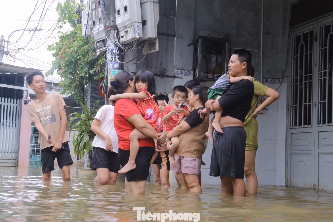 Hiện tại đã có 56 tháp báo ngập được phủ khắp thành phố, trong đó riêng tuyến đường Mẹ Suốt (quận Liên Chiểu) có tới 3 tháp. Đây là rốn ngập của Đà Nẵng, mỗi trận mưa kéo dài, nơi này bì bõm, nước ngập bủa vây nhà dân. Năm 2022, khu vực này cũng đã có người thiệt mạng vì ngập. Hiện tại đã có 56 tháp báo ngập được phủ khắp thành phố, trong đó riêng tuyến đường Mẹ Suốt (quận Liên Chiểu) có tới 3 tháp. Đây là rốn ngập của Đà Nẵng, mỗi trận mưa kéo dài, nơi này bì bõm, nước ngập bủa vây nhà dân. Năm 2022, khu vực này cũng đã có người thiệt mạng vì ngập.