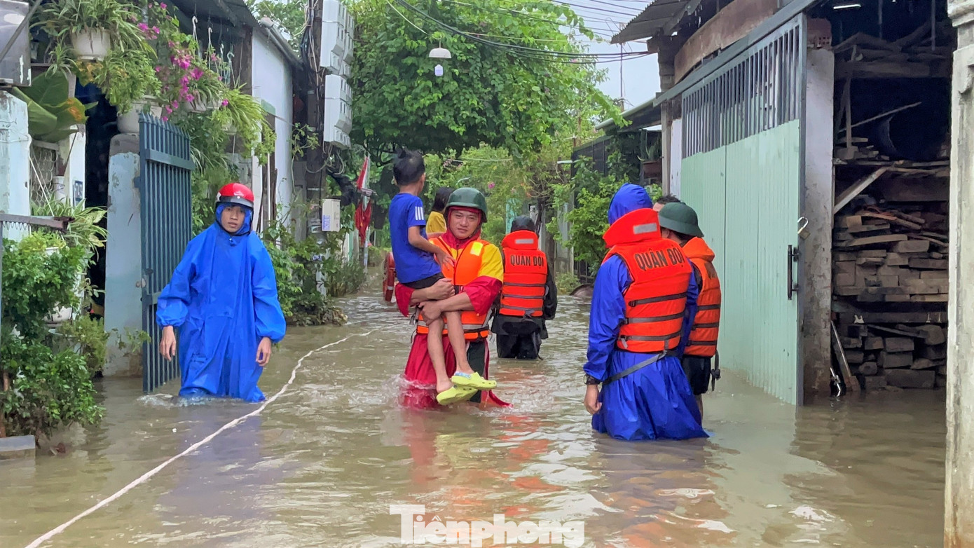 Đến hiện tại, Đà Nẵng đã sơ tán hơn 6.800 người, nhiều nhất ở quận Liên Chiểu. Thành phố vẫn đang tiếp tục huy động lực lượng ứng trực với ngập lụt và hỗ trợ người dân. Đến hiện tại, Đà Nẵng đã sơ tán hơn 6.800 người, nhiều nhất ở quận Liên Chiểu. Thành phố vẫn đang tiếp tục huy động lực lượng ứng trực với ngập lụt và hỗ trợ người dân.