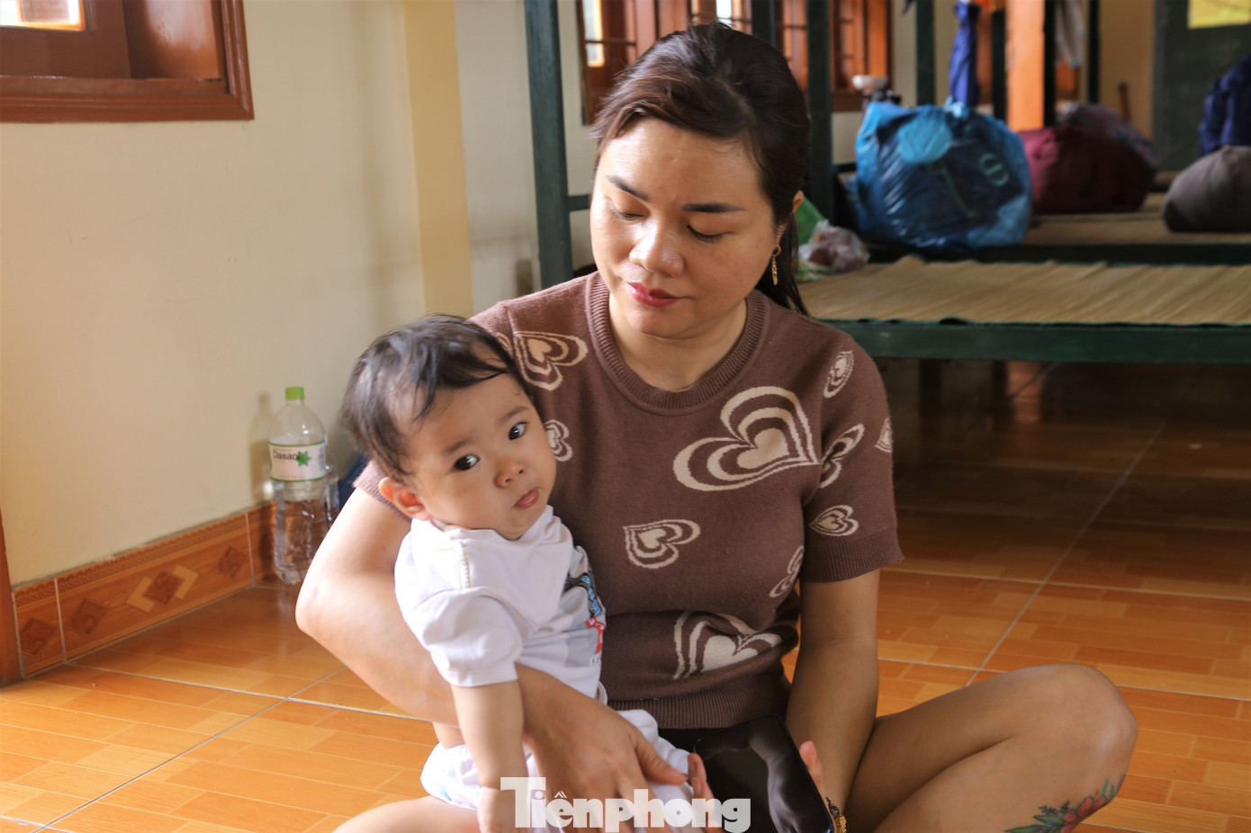 Chị Lý Tú Oanh cùng cũng chưa về được vì nhà vẫn còn ngập. Chị Lý Tú Oanh cùng cũng chưa về được vì nhà vẫn còn ngập.