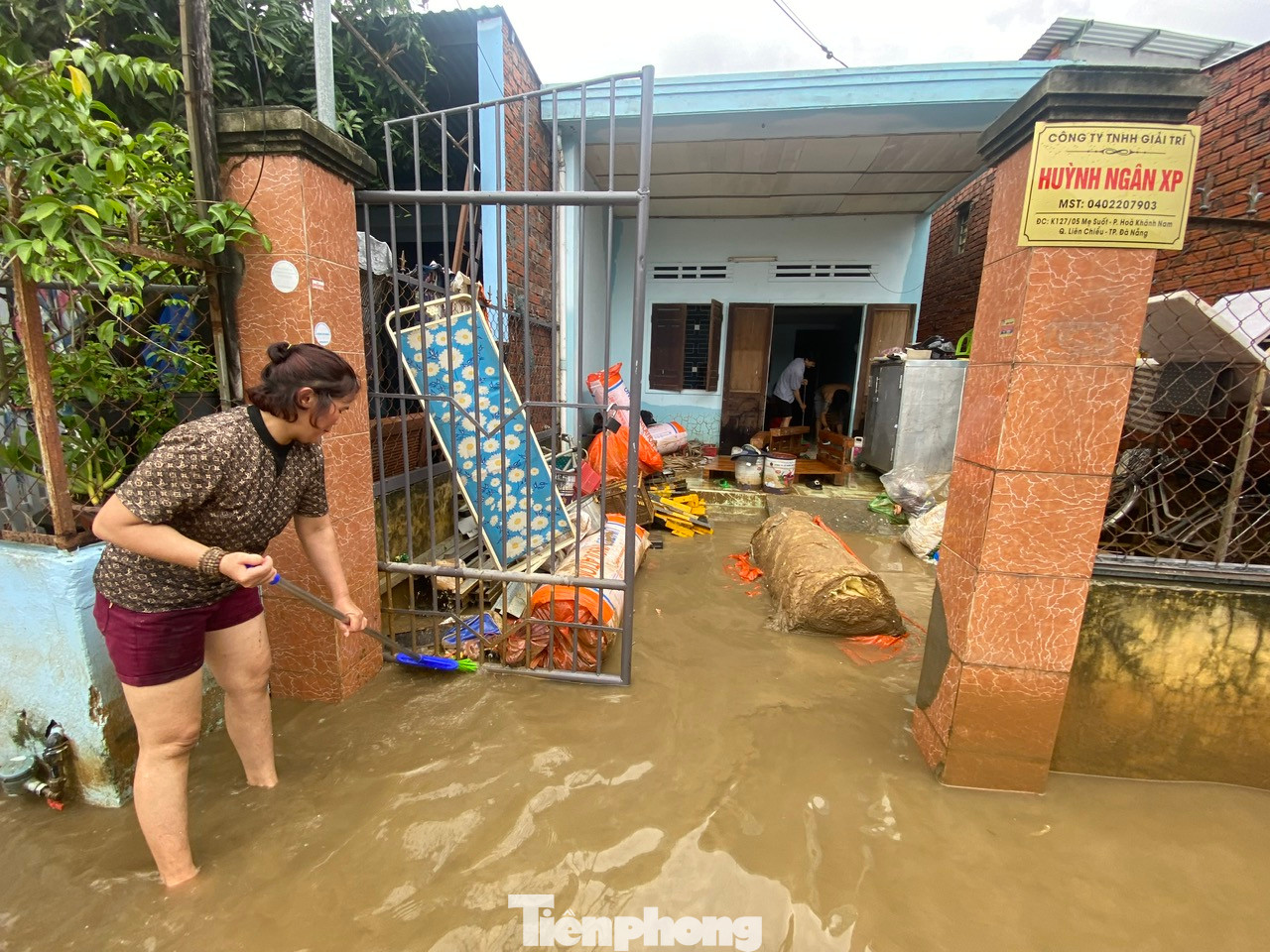 "Lũ rút đến đâu dọn đến đấy". "Lũ rút đến đâu dọn đến đấy".