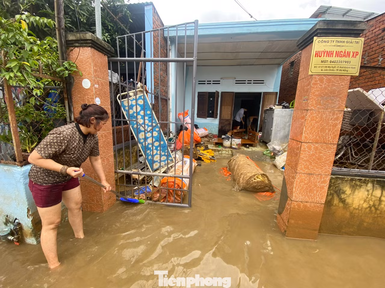 "Lũ rút đến đâu dọn đến đấy". "Lũ rút đến đâu dọn đến đấy".