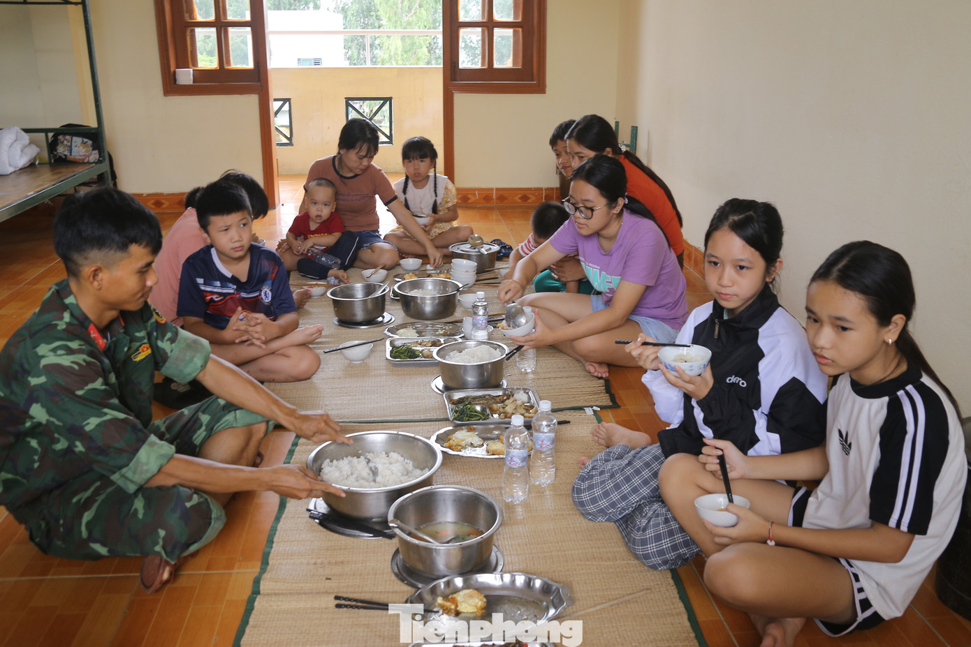 Thiếu tá Lê Quang Hiệp, Tiểu đoàn trưởng, Tiểu đoàn Đặc công 409 cho hay, đêm 13/10, Tiểu đoàn đã sơ tán hơn 50 người về đơn vị. Hiện vẫn còn một nửa ở lại, chủ yếu là phụ nữ và trẻ em vì nhà vẫn ngập chưa thể về được. Thiếu tá Lê Quang Hiệp, Tiểu đoàn trưởng, Tiểu đoàn Đặc công 409 cho hay, đêm 13/10, Tiểu đoàn đã sơ tán hơn 50 người về đơn vị. Hiện vẫn còn một nửa ở lại, chủ yếu là phụ nữ và trẻ em vì nhà vẫn ngập chưa thể về được.