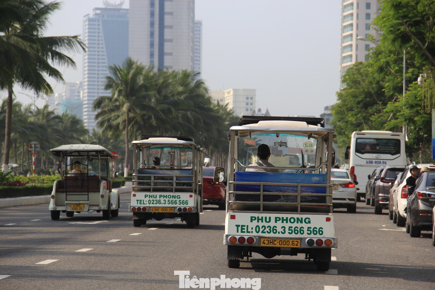 Do nhu cầu của du khách tăng cao nên các đơn vị bố trí xe điện chạy liên tục.