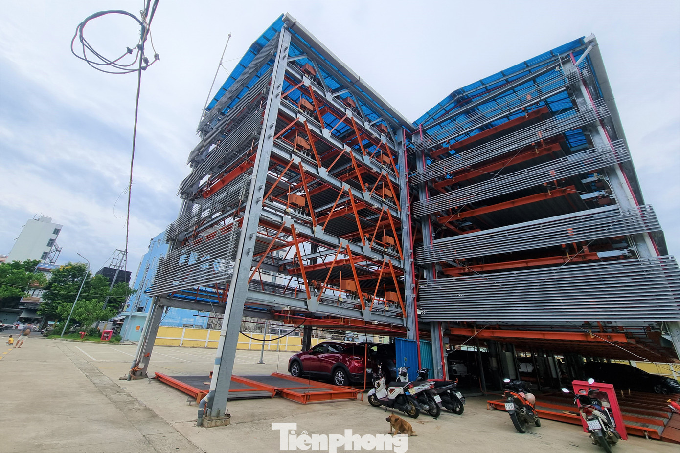 Ông Nguyễn Trung Nghĩa, Phó Giám đốc Sở GTVT TP. Đà Nẵng cho hay bãi đỗ xe 166 Hải Phòng do Ban QLDA Đầu tư xây dựng các công trình giao thông làm chủ đầu tư, được đưa vào vận hành thử nghiệm từ 1/3 năm nay. Sau hai tháng, tỷ lệ lấp đầy chỉ đạt khoảng 5% so với công suất. Ông Nguyễn Trung Nghĩa, Phó Giám đốc Sở GTVT TP. Đà Nẵng cho hay bãi đỗ xe 166 Hải Phòng do Ban QLDA Đầu tư xây dựng các công trình giao thông làm chủ đầu tư, được đưa vào vận hành thử nghiệm từ 1/3 năm nay. Sau hai tháng, tỷ lệ lấp đầy chỉ đạt khoảng 5% so với công suất.