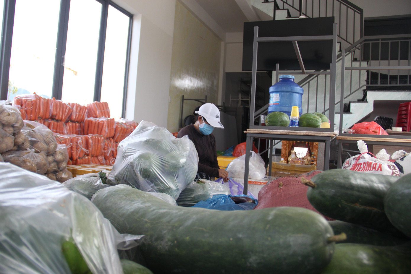 “Liên hệ với anh em trong TP.HCM thì chúng tôi được biết trong ấy thiếu rau củ quả nhiều. Vậy nên ai có chừng nào góp chừng đó. Gom mỗi nơi một ít, dồn lại cũng được 10 tấn”, anh Vương nói. “Liên hệ với anh em trong TP.HCM thì chúng tôi được biết trong ấy thiếu rau củ quả nhiều. Vậy nên ai có chừng nào góp chừng đó. Gom mỗi nơi một ít, dồn lại cũng được 10 tấn”, anh Vương nói.