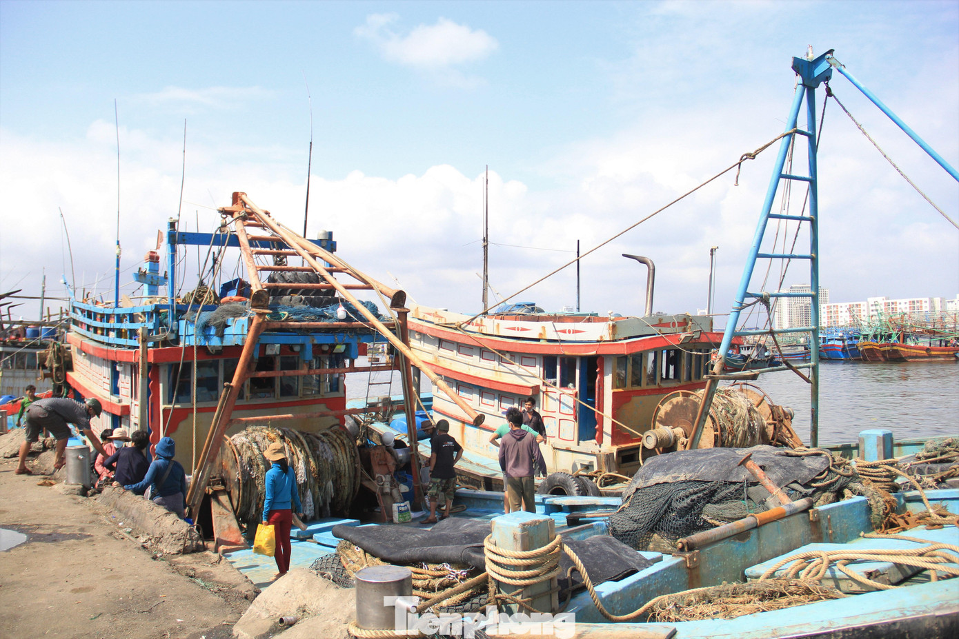 Ghi nhận ngày 12/3, nhiều tàu cá cập cảng sau chuyến đánh bắt dài ngày. Các chủ tàu cho hay chuyến biển họ vừa đi về tàu đổ dầu với giá hơn 21.000đ/l, nhưng trừ chi phí, chia chác mỗi người không được bao nhiêu. Một số tàu không có lời, thậm chí lỗ vốn. Ghi nhận ngày 12/3, nhiều tàu cá cập cảng sau chuyến đánh bắt dài ngày. Các chủ tàu cho hay chuyến biển họ vừa đi về tàu đổ dầu với giá hơn 21.000đ/l, nhưng trừ chi phí, chia chác mỗi người không được bao nhiêu. Một số tàu không có lời, thậm chí lỗ vốn.