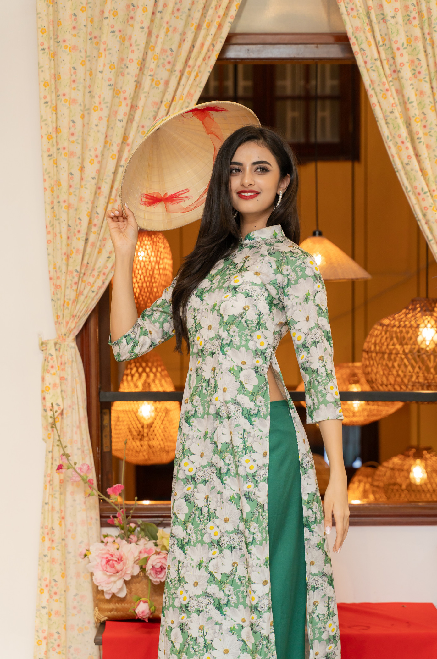 Người đẹp trong trang phục áo dài truyền thống Việt Nam. Cô là đại diện Ấn Độ tham dự Hoa hậu Hoàn vũ 2024 tổ chức ở Mexico.