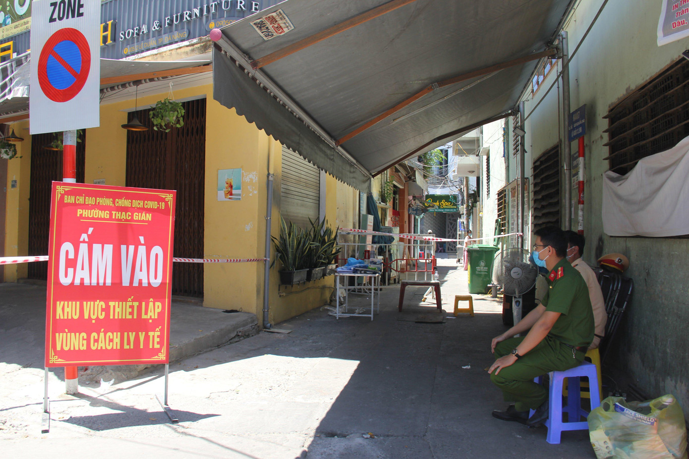 Lực lượng chức năng chốt chặn tại các kiệt hẻm quanh khu vực bệnh nhân sinh sống.