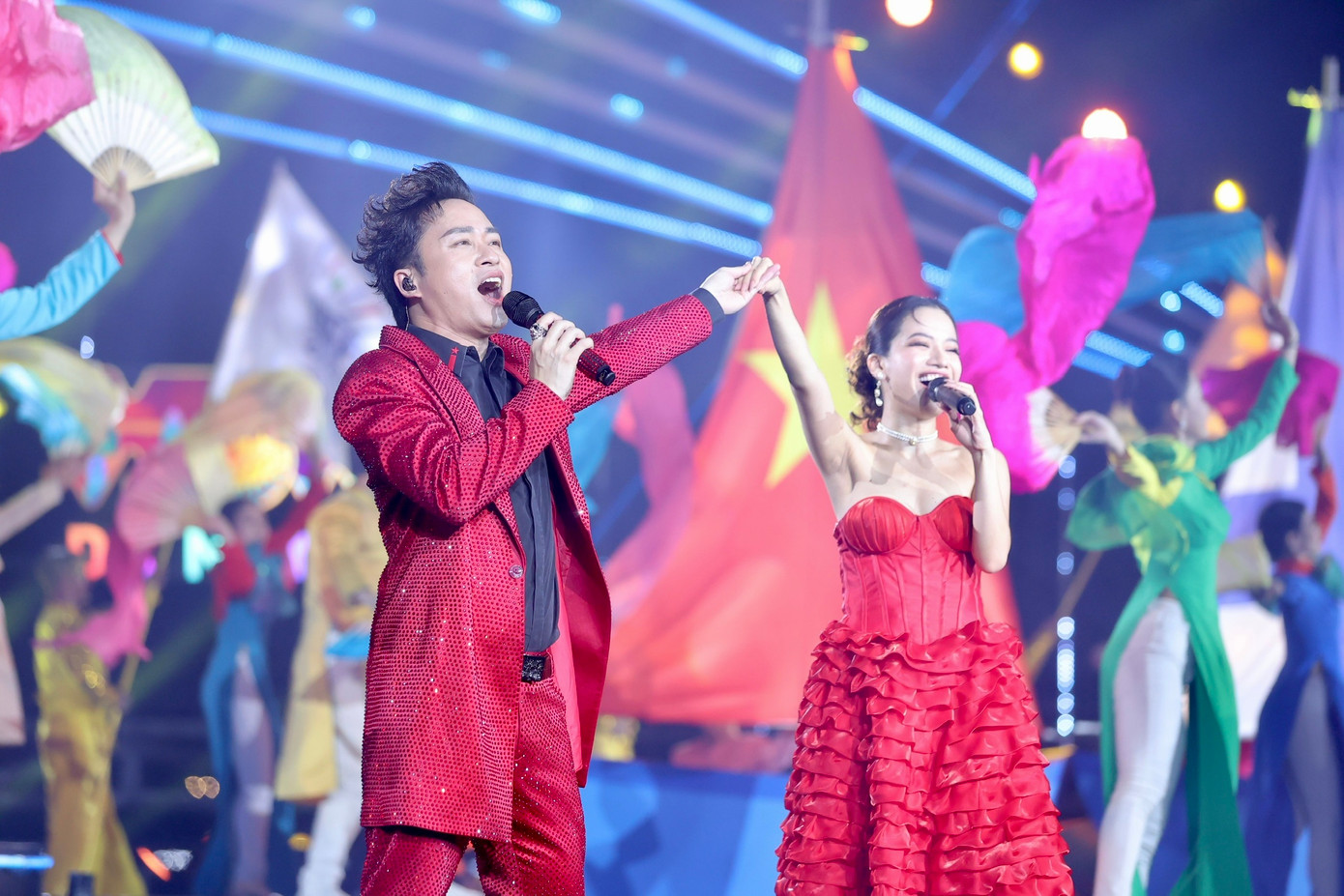 Nhiều nghệ sĩ tên tuổi góp mặt trong đêm khai mạc.