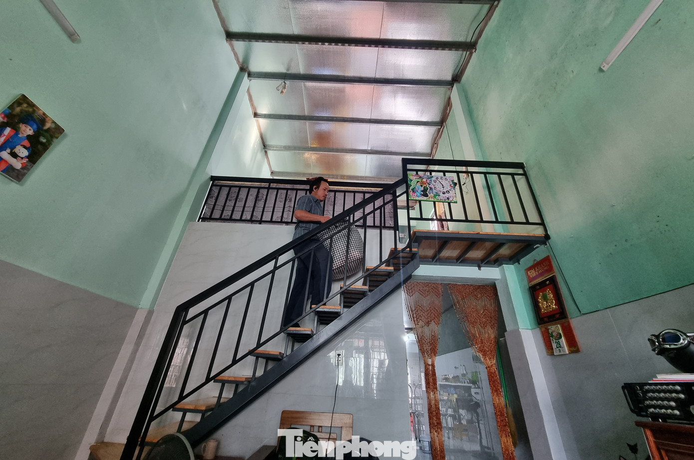 Nhà nào cũng cố làm cho được căn gác, dù kiên cố hay tạm bợ.