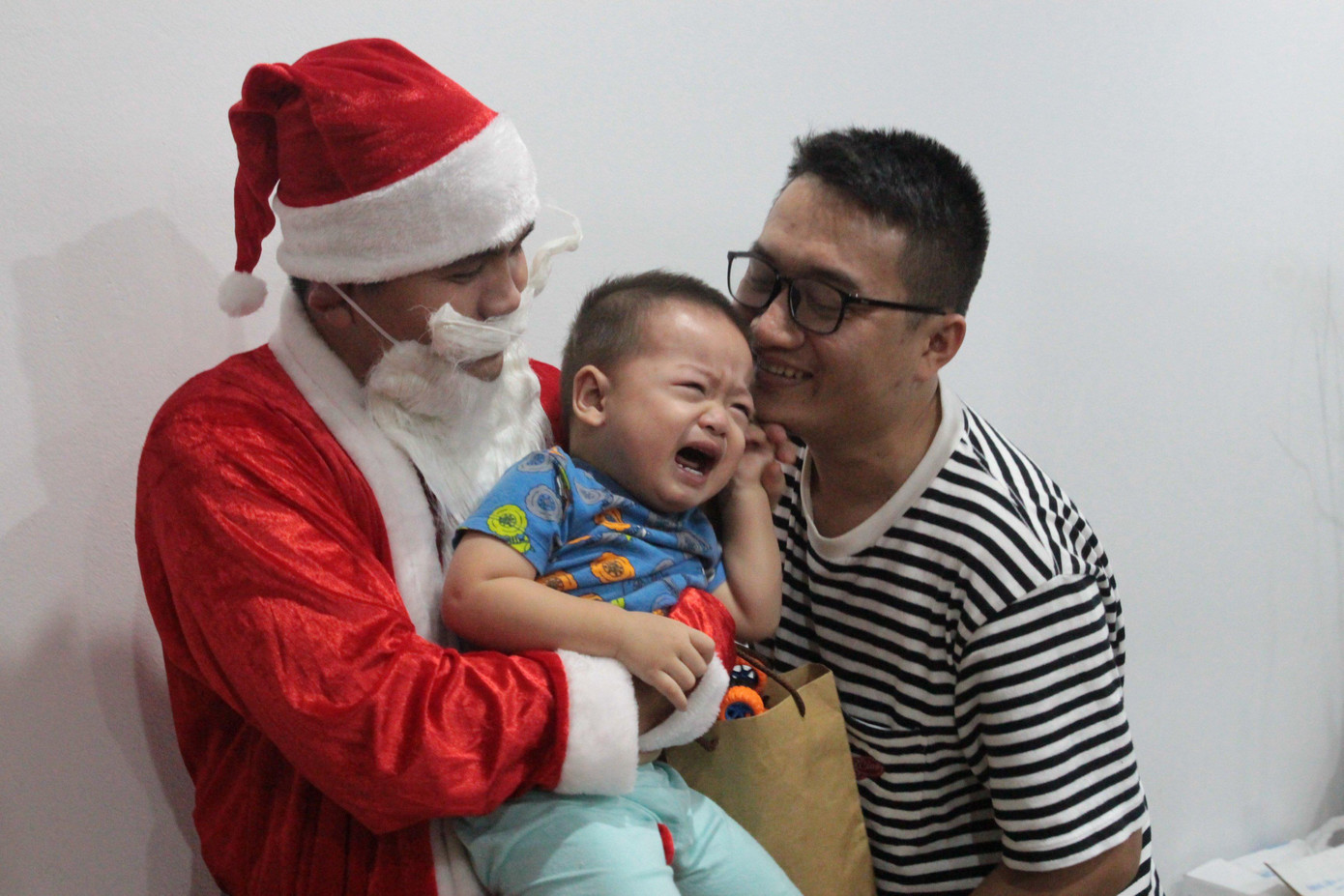 Một em bé khóc òa trong lần đầu gặp ông già Noel.