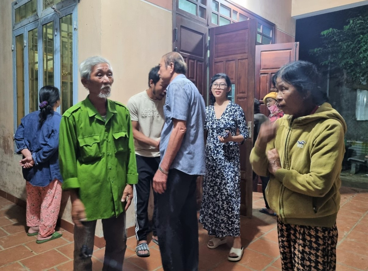 Nhà ông Nguyễn Thanh Chính (áo xanh) bị máy bay làm hỏng mái ngói, sập tường. Đến tối 9/1, khi con xóm được tháo phong tỏa vòng ngoài, bà con ở nơi xa mới tới thăm hỏi, chia sẻ, động viên gia đình ông. (Ảnh: Giang Thanh - Thanh Trần).