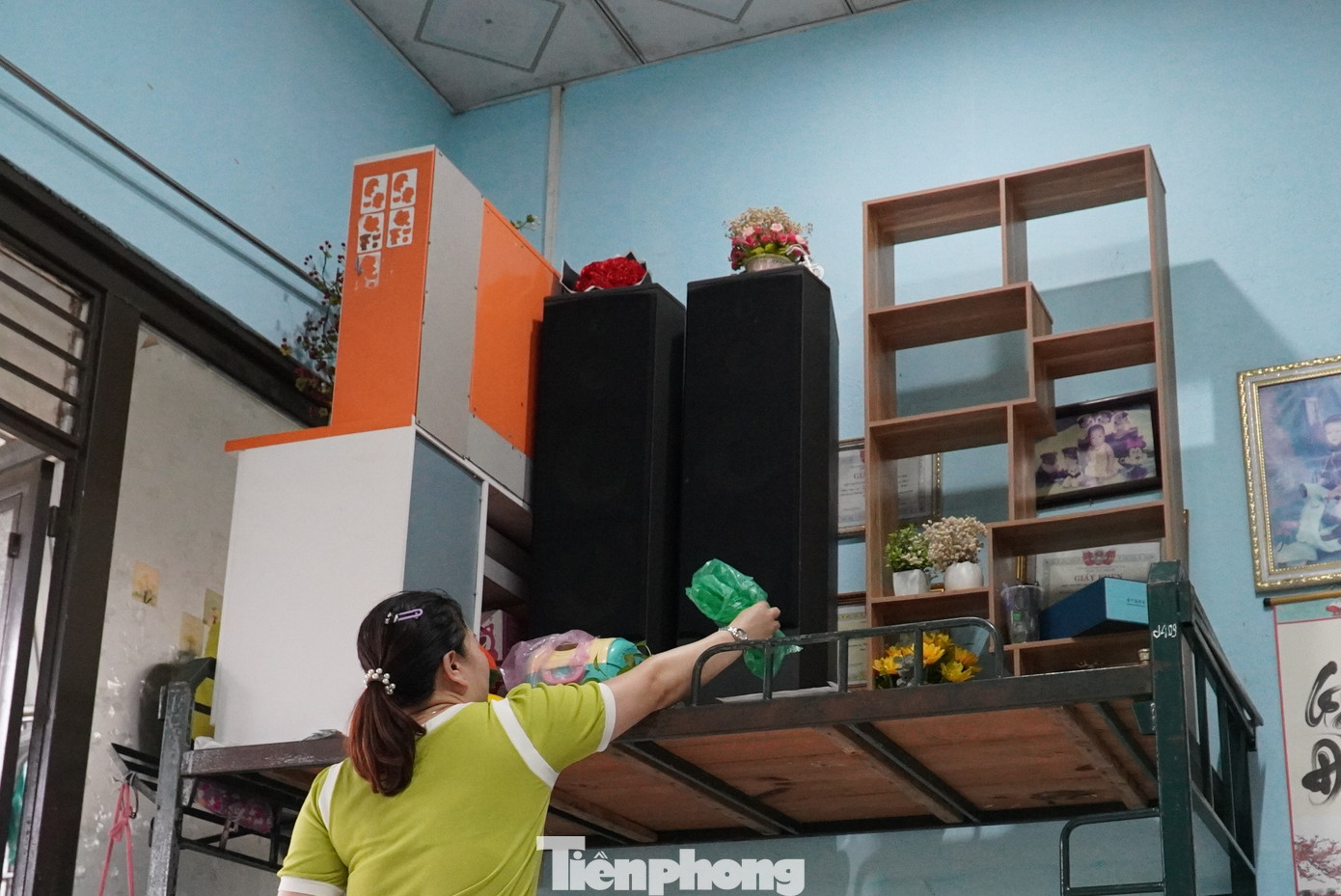 Nhà chị Thương đi góc nào cũng thấy giường tầng chất đầy đồ đạc. "Mỗi trận ngập là một lần đồ đạc mất mát, hư hại rất nhiều. Thế nên phải chuẩn bị từ sớm, hơn nữa lần này nếu đúng như dự báo mưa lũ đỉnh điểm thì vùng trũng này làm sao tránh khỏi. Tôi sẽ kê giường tầng như thế cho đến hết tháng 11, thậm chí tháng 12, đến hết mùa mưa bão mới tháo ra”, chị nói và cho biết thêm đã chuẩn bị luôn đèn pin, nến…sẵn sàng đương đầu với mưa lũ.