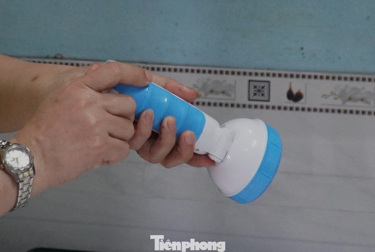 Nhà chị Thương đi góc nào cũng thấy giường tầng chất đầy đồ đạc. "Mỗi trận ngập là một lần đồ đạc mất mát, hư hại rất nhiều. Thế nên phải chuẩn bị từ sớm, hơn nữa lần này nếu đúng như dự báo mưa lũ đỉnh điểm thì vùng trũng này làm sao tránh khỏi. Tôi sẽ kê giường tầng như thế cho đến hết tháng 11, thậm chí tháng 12, đến hết mùa mưa bão mới tháo ra”, chị nói và cho biết thêm đã chuẩn bị luôn đèn pin, nến…sẵn sàng đương đầu với mưa lũ.