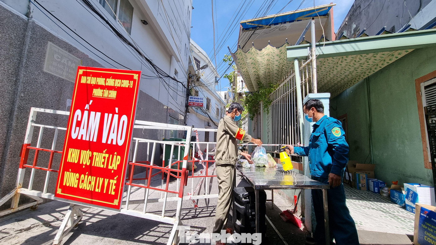 Khu vực phong tỏa này thuộc hai phường Tân Chính và Thạc Gián (quận Thanh Khê) nằm ở trung tâm thành phố Đà Nẵng với gần 2.500 nhân khẩu. Ảnh: Thanh Trần.