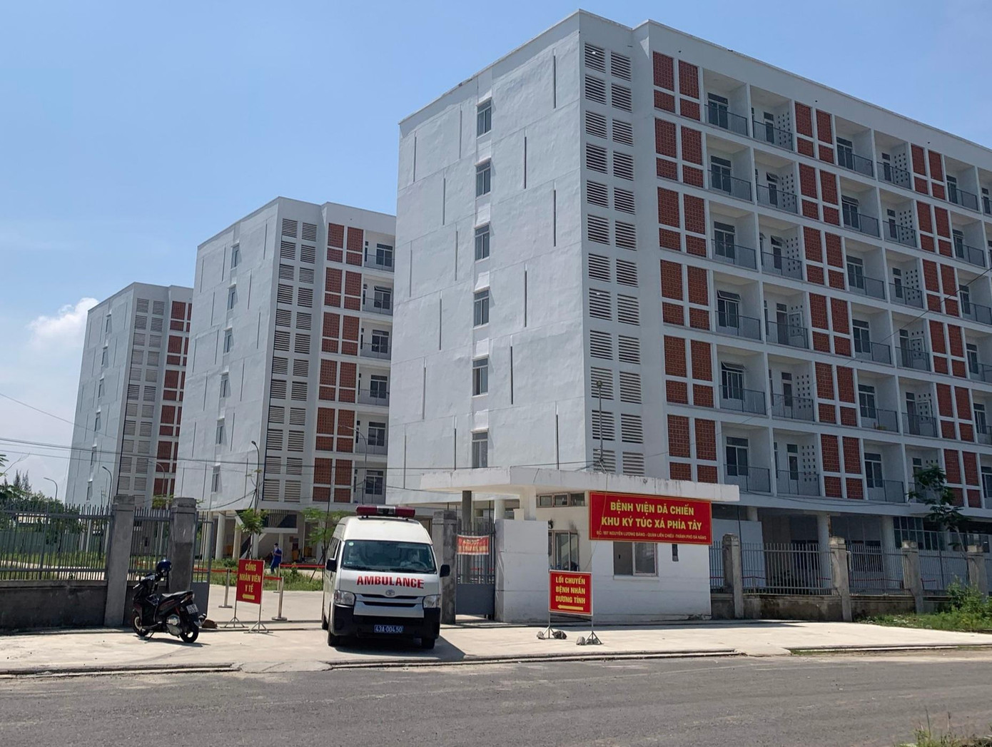 Bệnh viện dã chiến hiện đang điều trị cho hàng trăm bệnh nhân nặng, trong đó có nhiều trường hợp phải điều trị tích cực nên rất cần nguồn nhân lực. Riêng ngày 8/3 bệnh viện dã chiến đã cho xuất viện hơn 100 bệnh nhân.