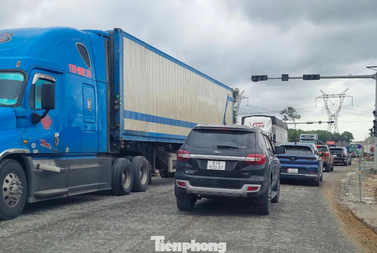 Ô tô chen chúc trên tuyến đường Hòa Liên - Túy Loan đang thi công. Không chỉ xe tải, container đi như "rùa bò", xe cá nhân cũng chỉ nhích từng chút vì đường vừa đông phương tiện vừa xấu, nhiều "ổ gà". Trước Tết, để giảm áp lực cho tuyến đường này, lực lượng chức năng đã phân luồng xe cá nhân từ lối ra cao tốc Đà Nẵng - Quảng Ngãi rẽ về phía trung tâm thành phố. Ảnh: Thanh Hiền. Ô tô chen chúc trên tuyến đường Hòa Liên - Túy Loan đang thi công. Không chỉ xe tải, container đi như "rùa bò", xe cá nhân cũng chỉ nhích từng chút vì đường vừa đông phương tiện vừa xấu, nhiều "ổ gà". Trước Tết, để giảm áp lực cho tuyến đường này, lực lượng chức năng đã phân luồng xe cá nhân từ lối ra cao tốc Đà Nẵng - Quảng Ngãi rẽ về phía trung tâm thành phố. Ảnh: Thanh Hiền.