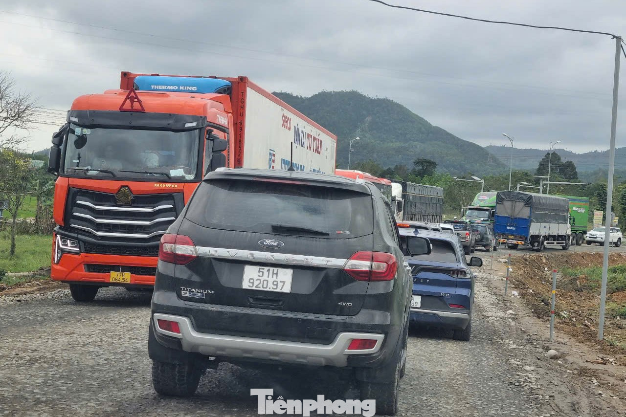 Hết Tết, đường vẫn ken cứng xe. Theo ghi nhận, các loại xe tải hạng nặng liên tục lưu thông trên tuyến ở cả hai chiều Bắc, Nam. Mỗi ngày có hàng ngàn lượt xe qua đây. Hết Tết, đường vẫn ken cứng xe. Theo ghi nhận, các loại xe tải hạng nặng liên tục lưu thông trên tuyến ở cả hai chiều Bắc, Nam. Mỗi ngày có hàng ngàn lượt xe qua đây.