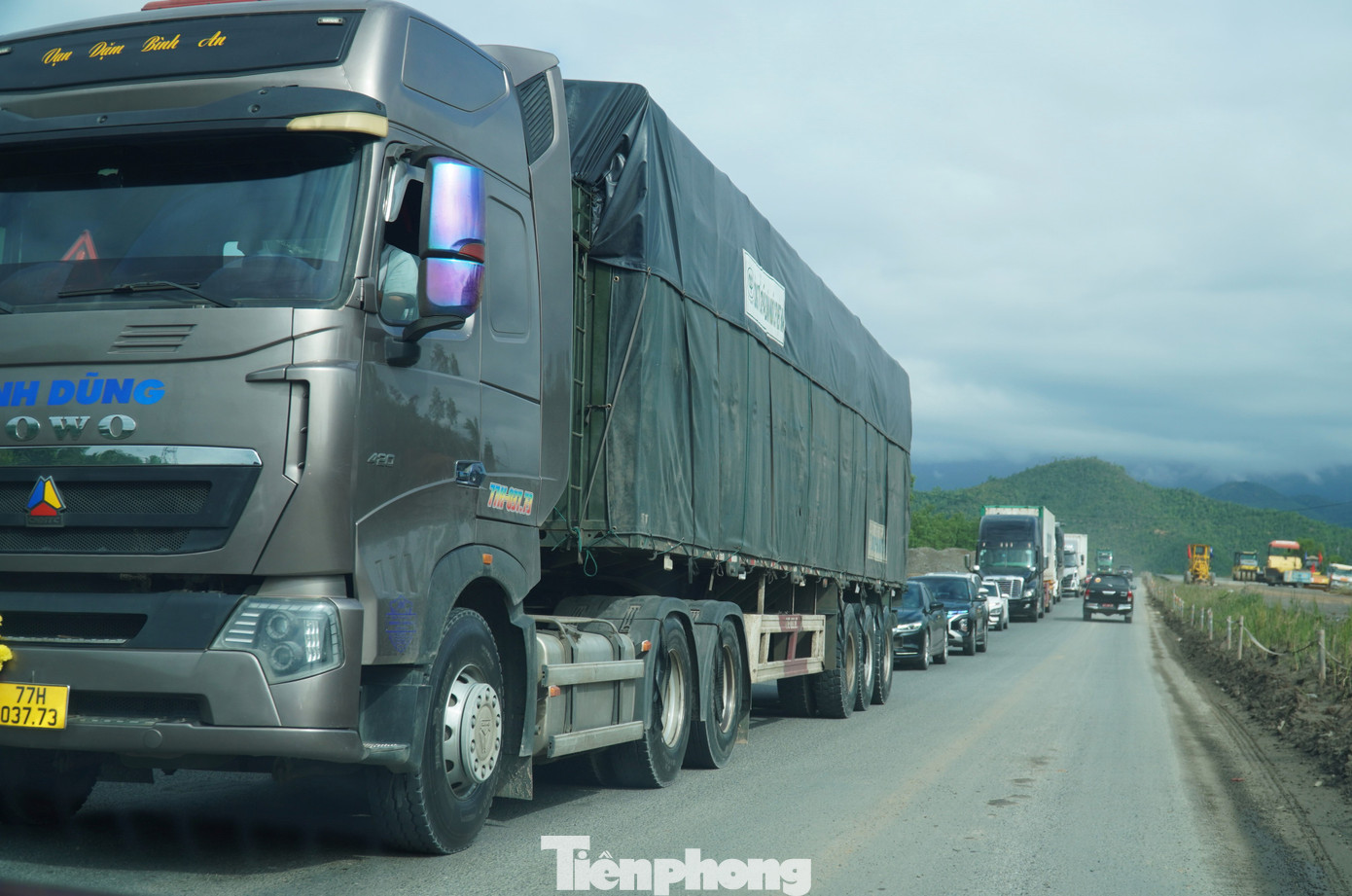 Hết Tết, đường vẫn ken cứng xe. Theo ghi nhận, các loại xe tải hạng nặng liên tục lưu thông trên tuyến ở cả hai chiều Bắc, Nam. Mỗi ngày có hàng ngàn lượt xe qua đây. Hết Tết, đường vẫn ken cứng xe. Theo ghi nhận, các loại xe tải hạng nặng liên tục lưu thông trên tuyến ở cả hai chiều Bắc, Nam. Mỗi ngày có hàng ngàn lượt xe qua đây.