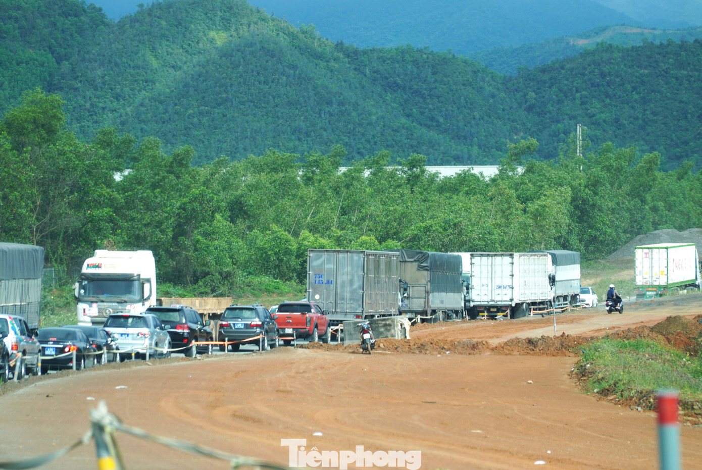 Xe cộ chen chúc, nêm chặt đường. Những ngày trời nắng gió, tuyến đường này mù bụi, còn khi mưa thì bùn lầy, khó khăn cho các phương tiện qua lại. Xe cộ chen chúc, nêm chặt đường. Những ngày trời nắng gió, tuyến đường này mù bụi, còn khi mưa thì bùn lầy, khó khăn cho các phương tiện qua lại.