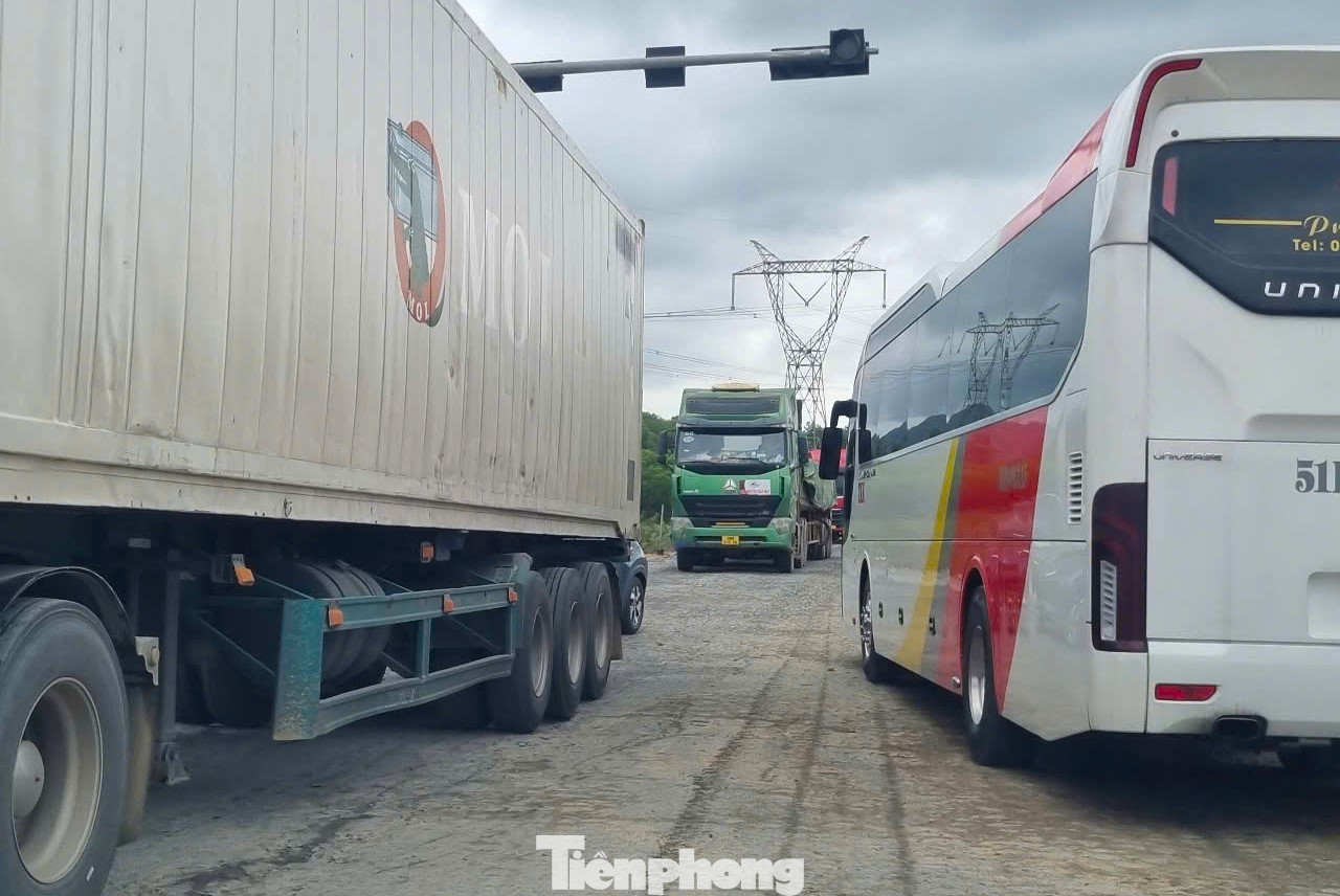 Xe cộ chen chúc, nêm chặt đường. Những ngày trời nắng gió, tuyến đường này mù bụi, còn khi mưa thì bùn lầy, khó khăn cho các phương tiện qua lại. Xe cộ chen chúc, nêm chặt đường. Những ngày trời nắng gió, tuyến đường này mù bụi, còn khi mưa thì bùn lầy, khó khăn cho các phương tiện qua lại.