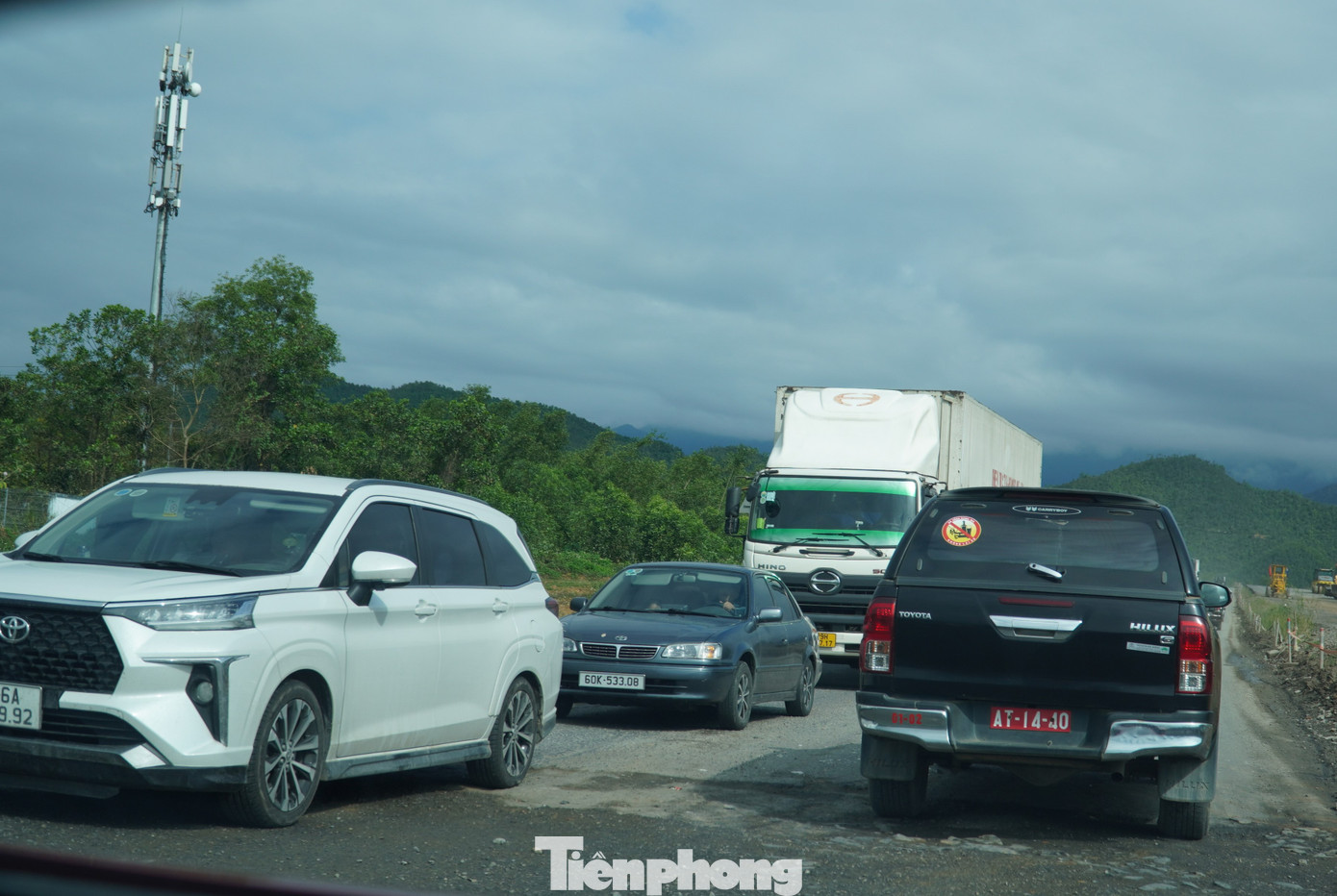 Hết Tết, đường vẫn ken cứng xe. Theo ghi nhận, các loại xe tải hạng nặng liên tục lưu thông trên tuyến ở cả hai chiều Bắc, Nam. Mỗi ngày có hàng ngàn lượt xe qua đây. Hết Tết, đường vẫn ken cứng xe. Theo ghi nhận, các loại xe tải hạng nặng liên tục lưu thông trên tuyến ở cả hai chiều Bắc, Nam. Mỗi ngày có hàng ngàn lượt xe qua đây.