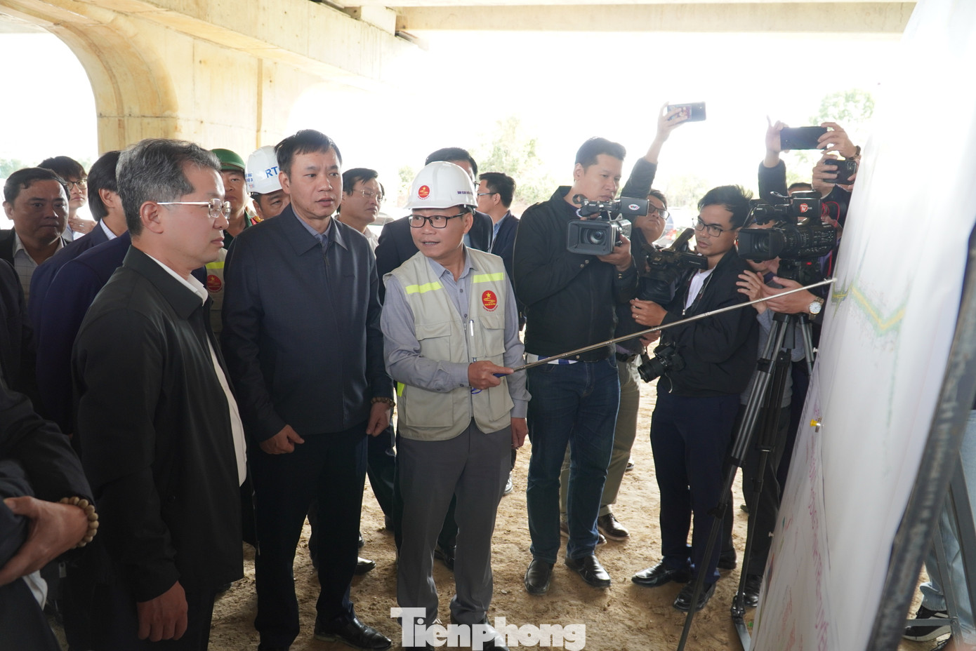 Tại buổi kiểm tra tuyến đường dịp đầu năm, Bí thư Thành ủy Đà Nẵng Nguyễn Văn Quảng yêu cầu các đơn vị chức năng bàn giao mặt bằng cho đơn vị thi công trong tháng 2/2025. Đối với các hộ dân đã được hỗ trợ, đảm bảo chế độ mà vẫn không chịu bàn giao mặt bằng thì tiến hành xử lý theo quy định. Tại buổi kiểm tra tuyến đường dịp đầu năm, Bí thư Thành ủy Đà Nẵng Nguyễn Văn Quảng yêu cầu các đơn vị chức năng bàn giao mặt bằng cho đơn vị thi công trong tháng 2/2025. Đối với các hộ dân đã được hỗ trợ, đảm bảo chế độ mà vẫn không chịu bàn giao mặt bằng thì tiến hành xử lý theo quy định.