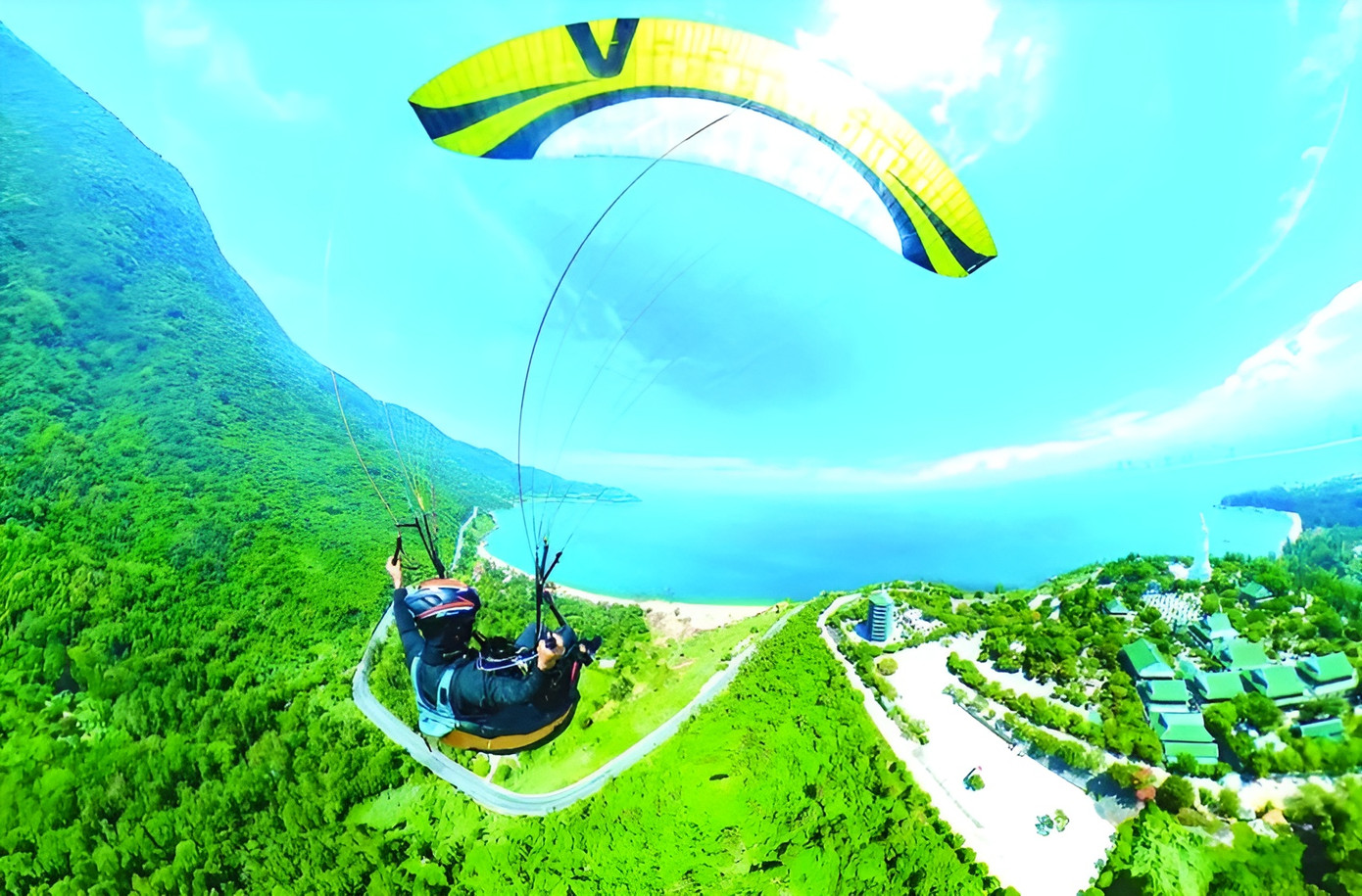 Hiện có 5 công ty được cấp phép tổ chức khai thác dù lượn trên bán đảo Sơn Trà.