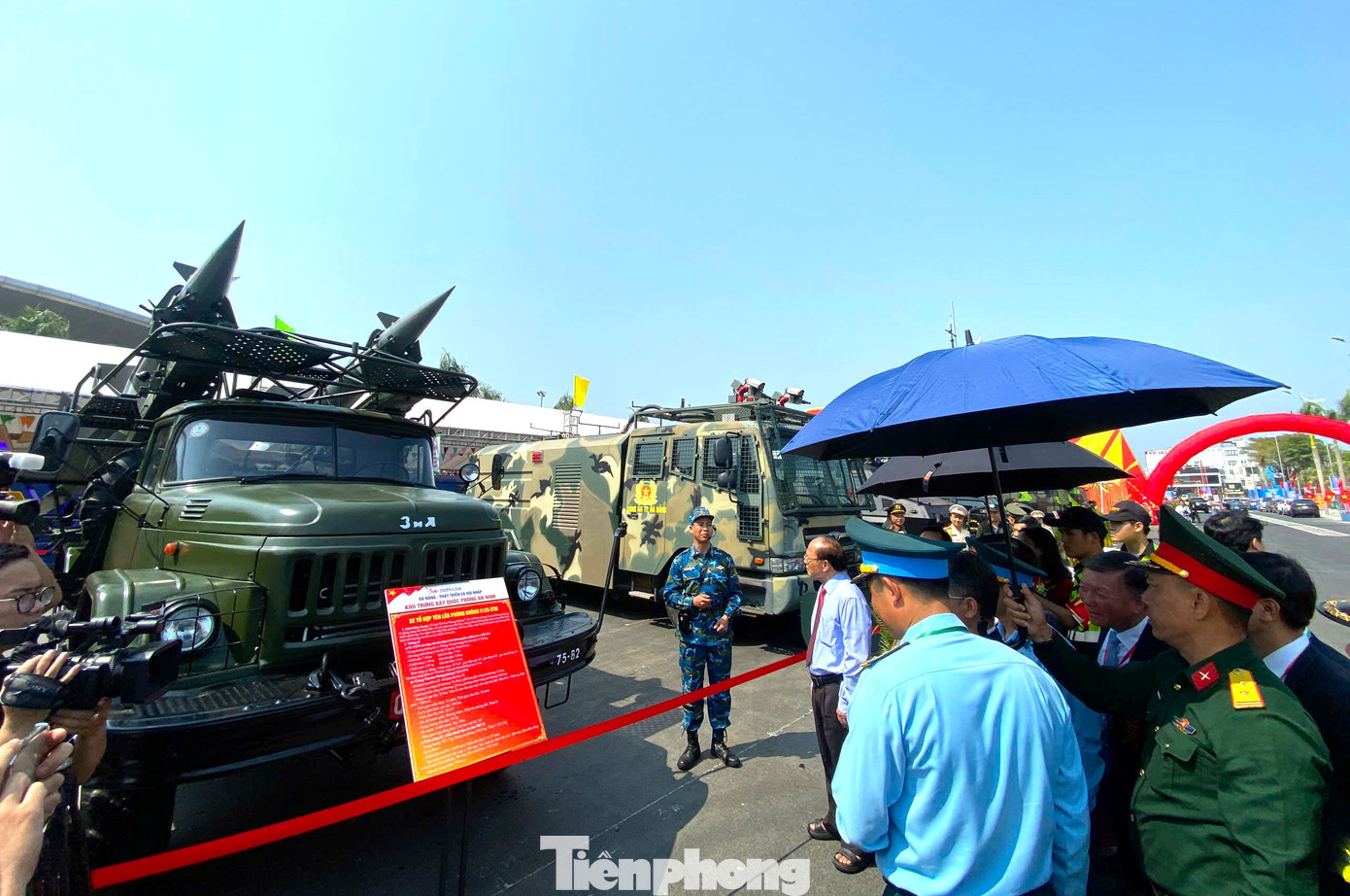 Xe tổ hợp tên lửa phòng không gây chú ý tại triển lãm. Xe tổ hợp tên lửa phòng không gây chú ý tại triển lãm.