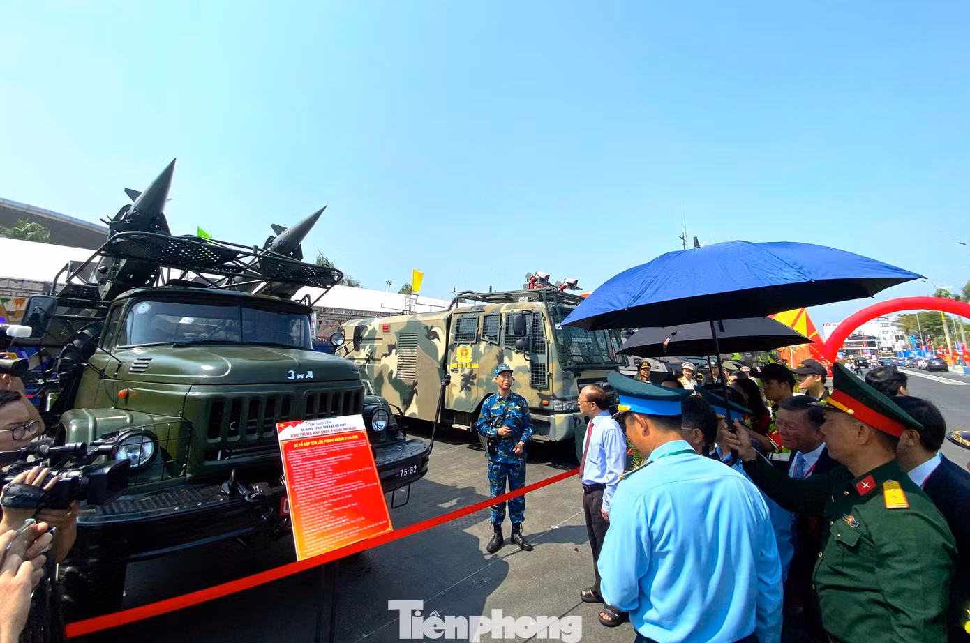 Xe tổ hợp tên lửa phòng không gây chú ý tại triển lãm.