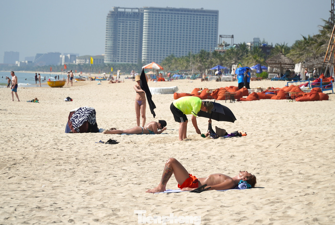 Khách Việt vắng hoe, bãi biển toàn khách Tây tắm nắng giữa trưa đứng bóng. Chị Charlotte (26 tuổi, Úc) tỏ ra rất thích thú vì bãi biển Đà Nẵng dài rộng, cát mịn màng, cảnh quan đẹp nên rất phù hợp để thư giãn. "Tôi yên tâm khi tắm nắng ở đây vì rất an toàn. Người dân ở đây thân thiện, có cả cứu hộ, bảo vệ túc trực", chị nói. Khách Việt vắng hoe, bãi biển toàn khách Tây tắm nắng giữa trưa đứng bóng. Chị Charlotte (26 tuổi, Úc) tỏ ra rất thích thú vì bãi biển Đà Nẵng dài rộng, cát mịn màng, cảnh quan đẹp nên rất phù hợp để thư giãn. "Tôi yên tâm khi tắm nắng ở đây vì rất an toàn. Người dân ở đây thân thiện, có cả cứu hộ, bảo vệ túc trực", chị nói.
