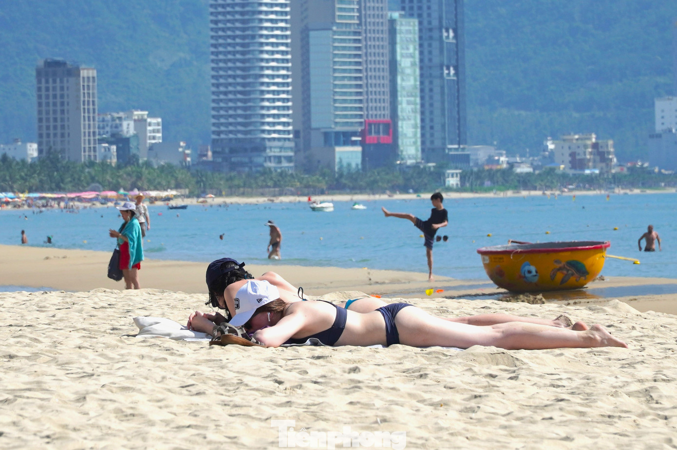 Bãi biển dọc quận Ngũ Hành Sơn là nơi tập trung đông đúc du khách quốc tế nhất, do khu vực này gần phố du lịch An Thượng. Giữa trưa nắng, du khách thường ra tắm rồi nằm phơi mình trên cát hàng tiếng đồng hồ. Ảnh: Thanh Hiền. Bãi biển dọc quận Ngũ Hành Sơn là nơi tập trung đông đúc du khách quốc tế nhất, do khu vực này gần phố du lịch An Thượng. Giữa trưa nắng, du khách thường ra tắm rồi nằm phơi mình trên cát hàng tiếng đồng hồ. Ảnh: Thanh Hiền.