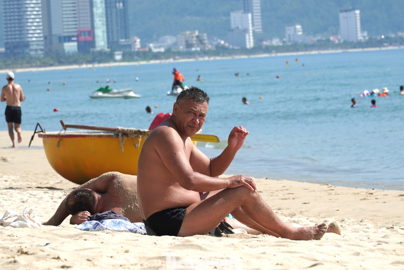 Anh Arnold (Mỹ) lần đầu tiên đến Đà Nẵng và rất ấn tượng với bãi biển của thành phố. "So với các bãi biển châu Á tôi từng đi như Thái Lan, Singapore thì biển Đà Nẵng đẹp hơn nhiều. Ở đây cũng có nhiều dịch vụ như mô tô nước, chèo sup, dù lượn... để trải nghiệm. Anh Arnold (Mỹ) lần đầu tiên đến Đà Nẵng và rất ấn tượng với bãi biển của thành phố. "So với các bãi biển châu Á tôi từng đi như Thái Lan, Singapore thì biển Đà Nẵng đẹp hơn nhiều. Ở đây cũng có nhiều dịch vụ như mô tô nước, chèo sup, dù lượn... để trải nghiệm.