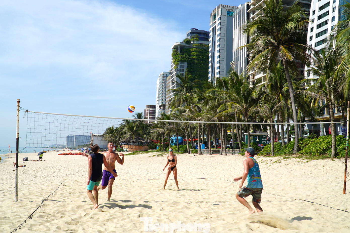 Một nhóm du khách nước ngoài chơi bóng chuyền trên bãi biển dưới trời bỏng rát. Biển Đà Nẵng bố trí các khu chơi thể thao trên bãi, dưới mặt nước phục vụ người dân, du khách và cũng để đảm bảo an toàn khi đông người tắm biển. Một nhóm du khách nước ngoài chơi bóng chuyền trên bãi biển dưới trời bỏng rát. Biển Đà Nẵng bố trí các khu chơi thể thao trên bãi, dưới mặt nước phục vụ người dân, du khách và cũng để đảm bảo an toàn khi đông người tắm biển.