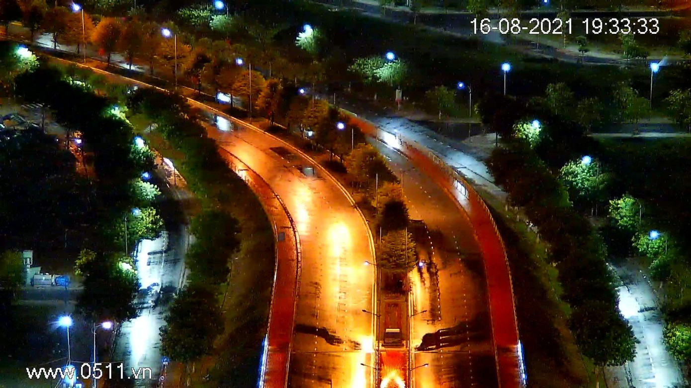 Anh Trần Hữu Đức Nhật cho hay, trong những ngày này, các camera giúp người dân "dạo phố" khi phải ở trong nhà phòng chống dịch COVID-19 theo quy định. Trong ảnh: Đường dẫn lên cầu Trần Thị Lý không một bóng người. Ảnh: Đ.N.