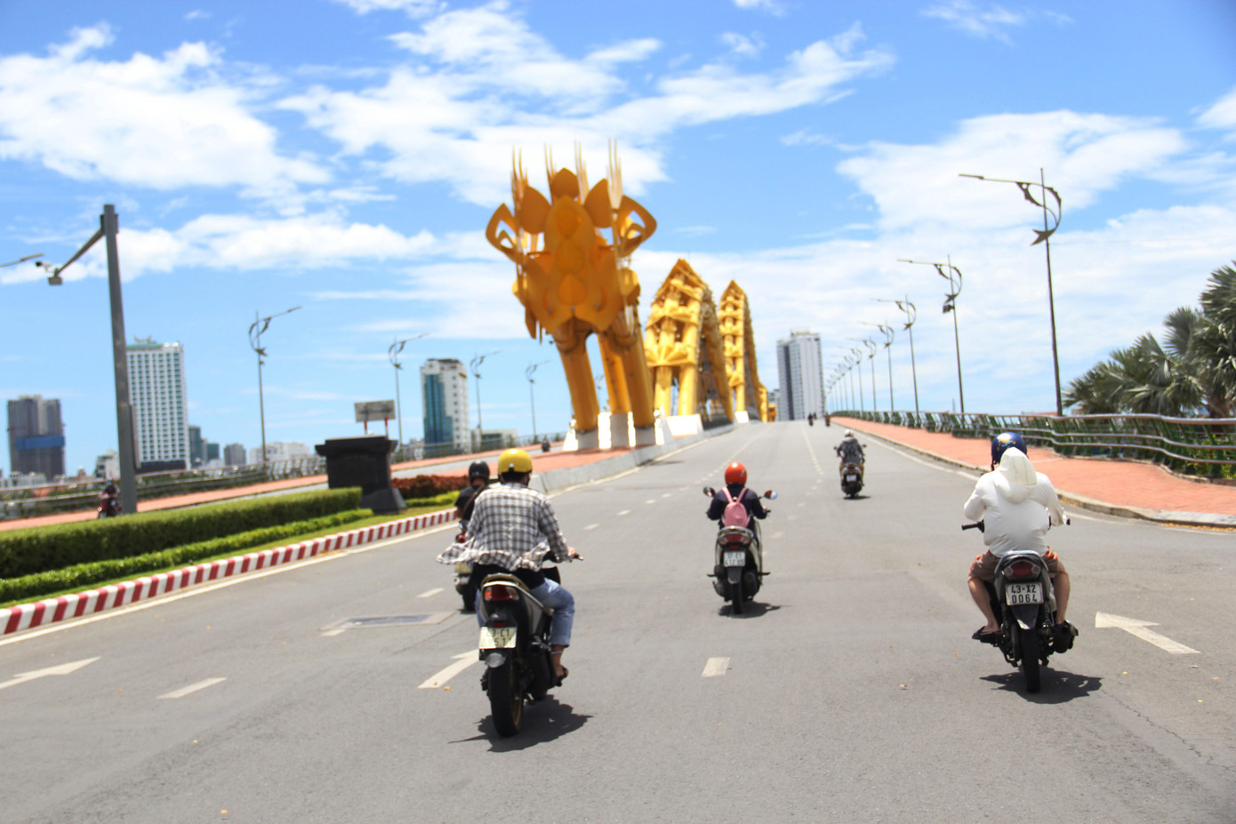 Người dân Đà Nẵng hạn chế ra khỏi nhà. Trên các tuyến đường đều rất ít người lưu thông.