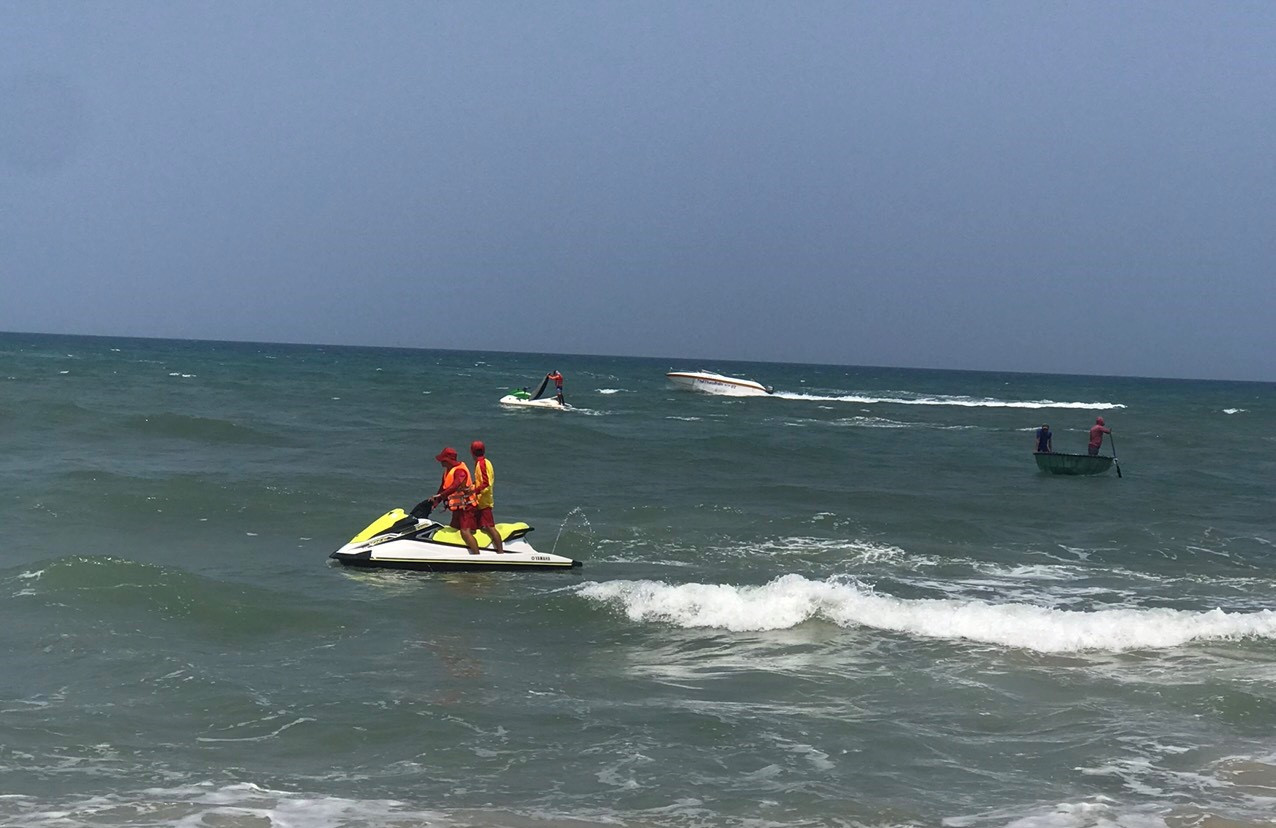 Lực lượng chức năng và người dân đang nỗ lực tìm kiếm hai học sinh bị sóng cuốn. Lực lượng chức năng và người dân đang nỗ lực tìm kiếm hai học sinh bị sóng cuốn.