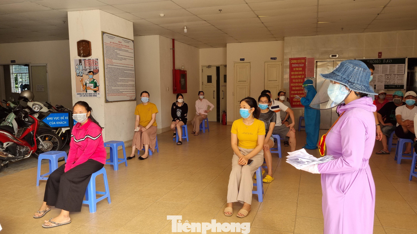 Người dân khu chung cư đi lấy mẫu xét nghiệm đại điện hộ gia đình. Ảnh: Thanh Trần. Người dân khu chung cư đi lấy mẫu xét nghiệm đại điện hộ gia đình. Ảnh: Thanh Trần.