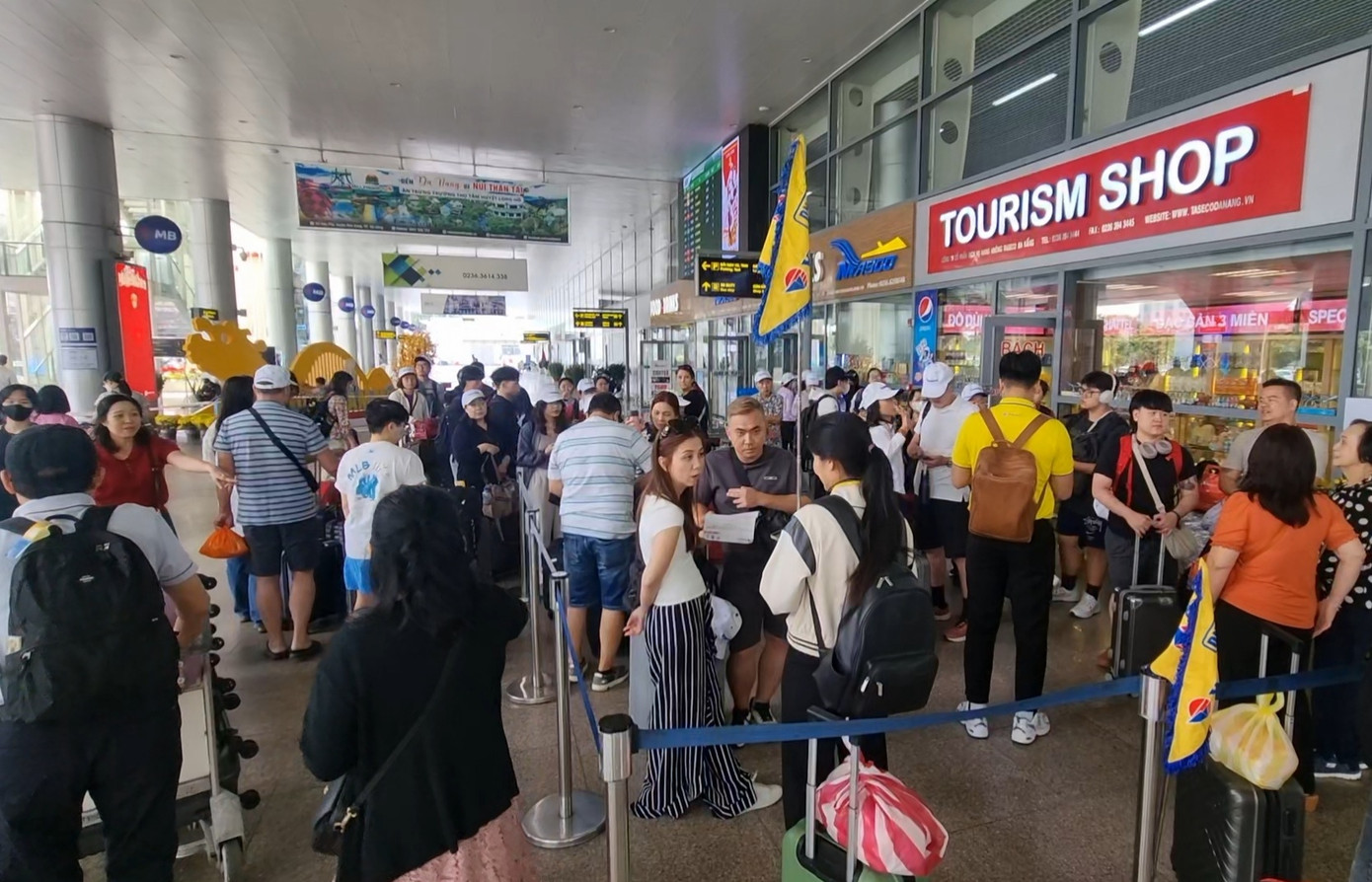 Từ 23 - 29 tháng Chạp, sân bay Đà Nẵng bước vào cao điểm đón khách, số lượng chuyến bay khai thác tại Đà Nẵng dao động từ 265 - 292 lượt cất hạ cánh. Cảng Hàng không quốc tế Đà Nẵng cho hay các ngày 26, 27 tháng Chạp là ngày đạt đỉnh về khách thông qua cảng với xấp xỉ 150.000 khách, trong đó có hơn 91.000 khách nội địa.