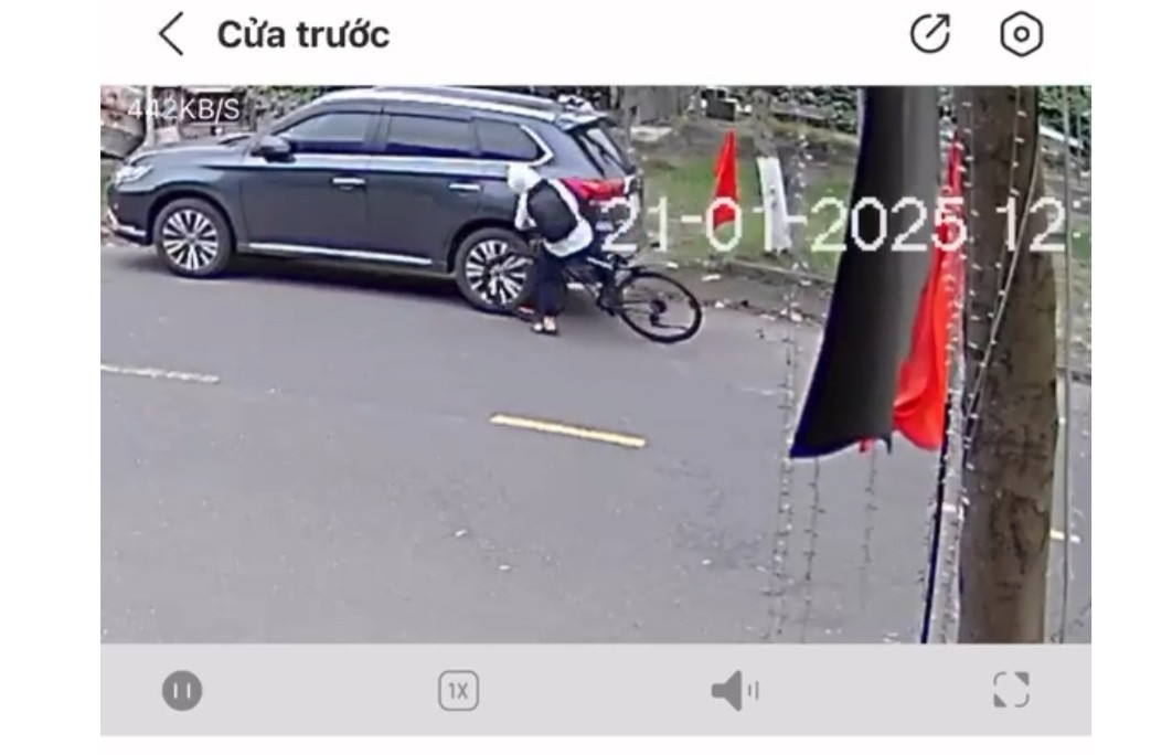 Cậu bé đi xe đạp húc vào đuôi xe ô tô để bên đường. Cậu bé đi xe đạp húc vào đuôi xe ô tô để bên đường.