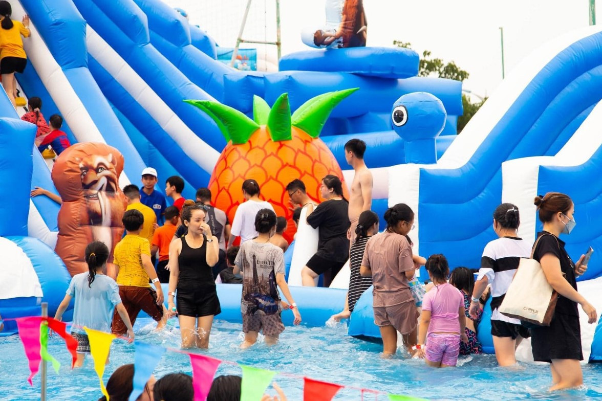 Công viên nước Holie ở trung tâm thành phố cũng đông khách trong những ngày nghỉ lễ. Công viên nước Holie ở trung tâm thành phố cũng đông khách trong những ngày nghỉ lễ.