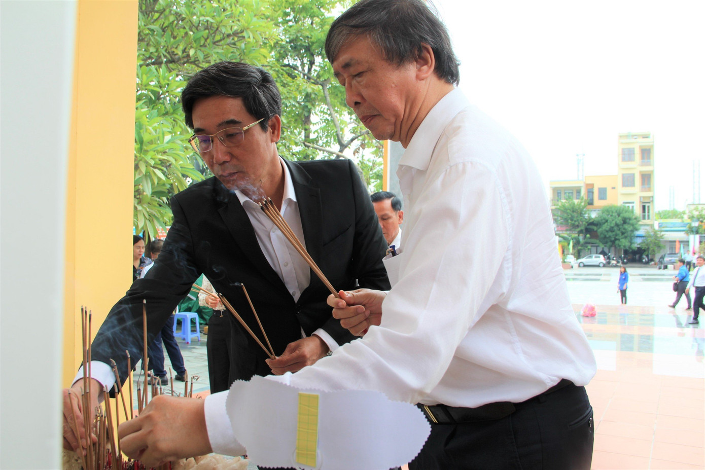 Ông Trần Chí Cường - Phó Chủ tịch UBND TP Đà Nẵng và ông Bùi Văn Tiếng - Chủ tịch Hội Khoa học Lịch sử TP Đà Nẵng dâng hương tại Nghĩa trủng Hòa Vang.