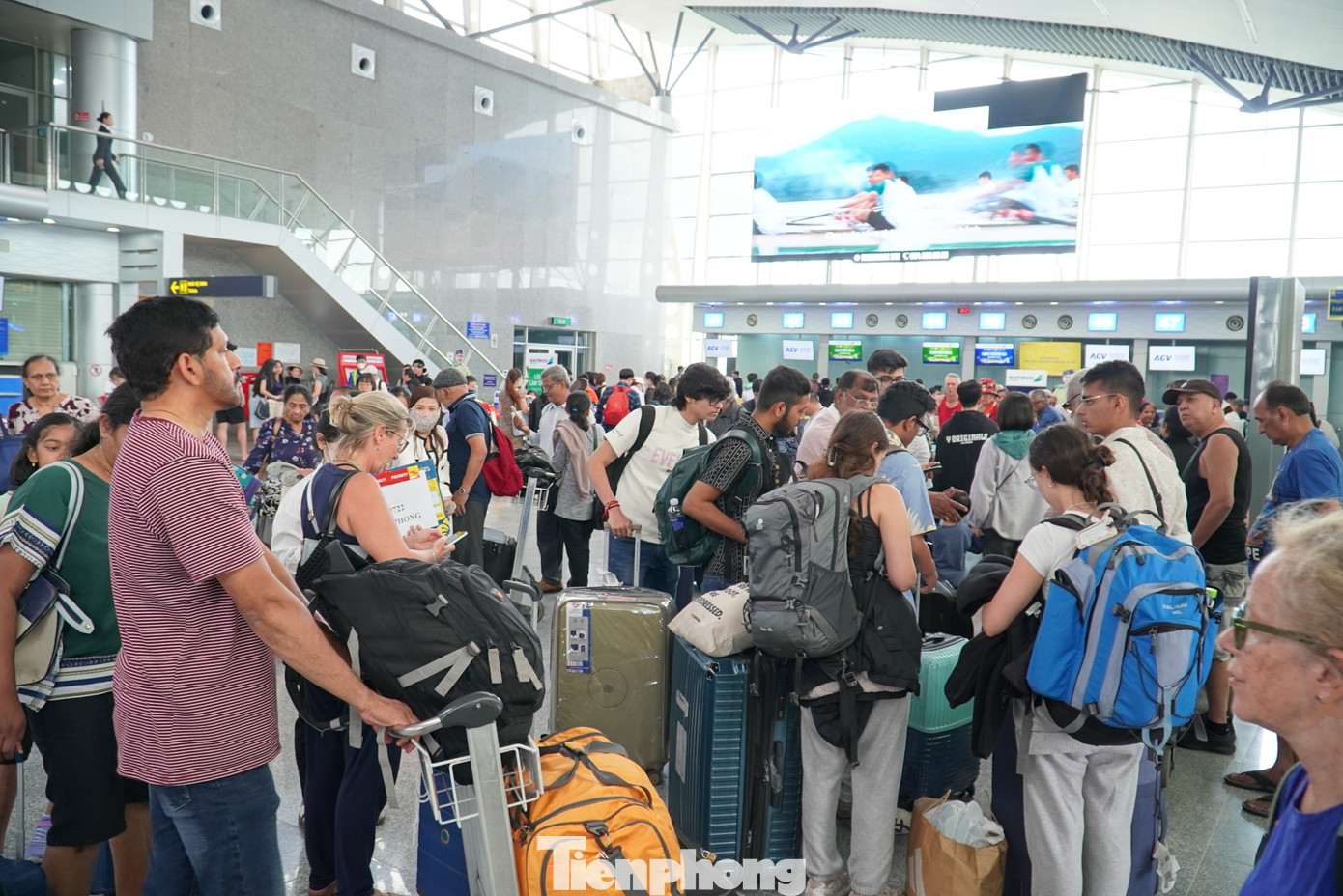 Hành khách liên tục đổ về nêm chặt khu vực chờ làm thủ tục.
