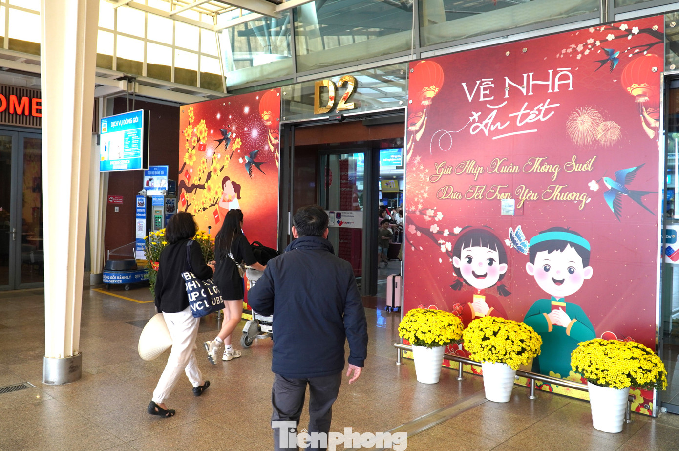 Hành khách liên tục đổ về nêm chặt khu vực chờ làm thủ tục.