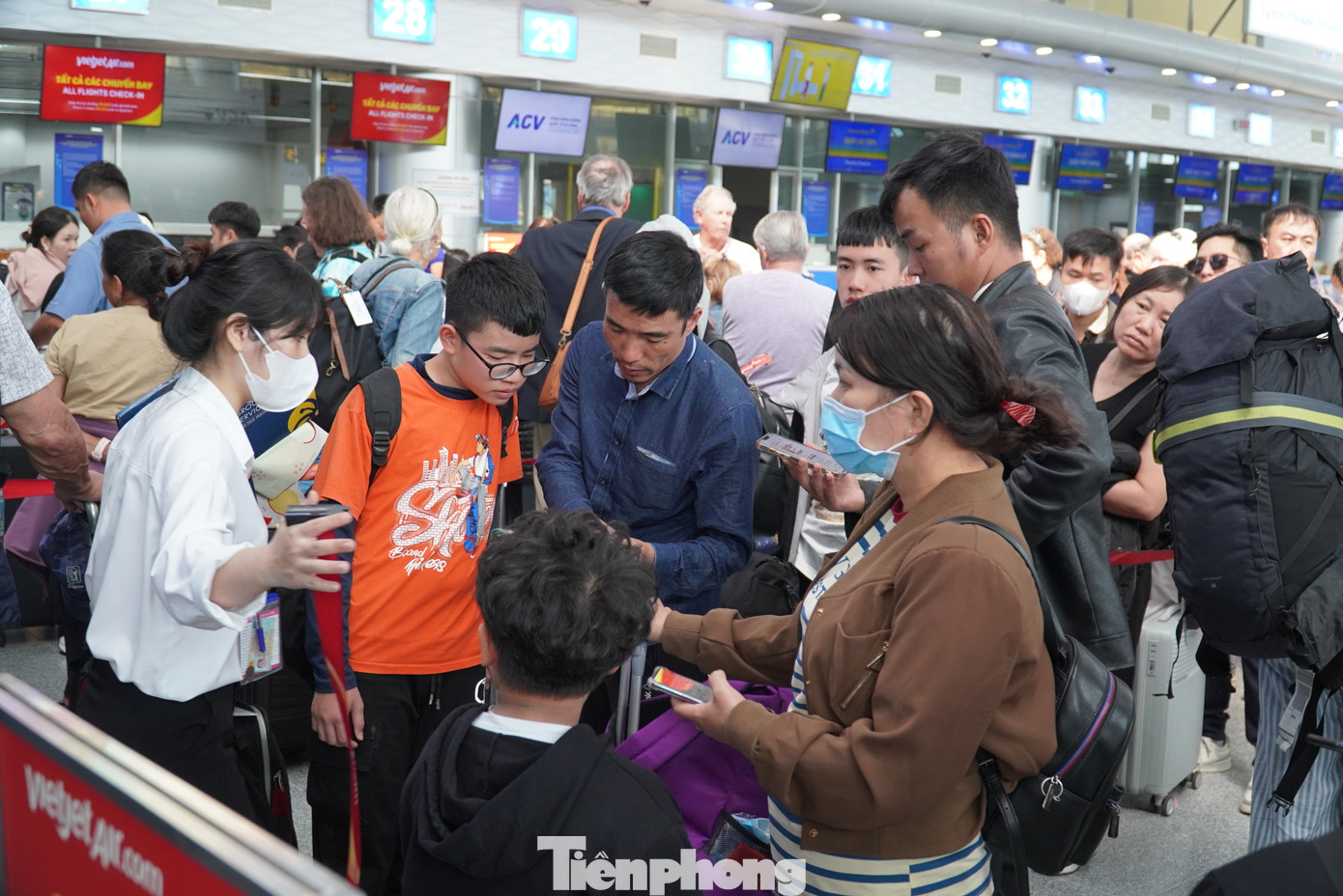 Sân bay Đà Nẵng đông kín người mỗi kỳ nghỉ lễ. Ảnh: Thanh Hiền. Sân bay Đà Nẵng đông kín người mỗi kỳ nghỉ lễ. Ảnh: Thanh Hiền.