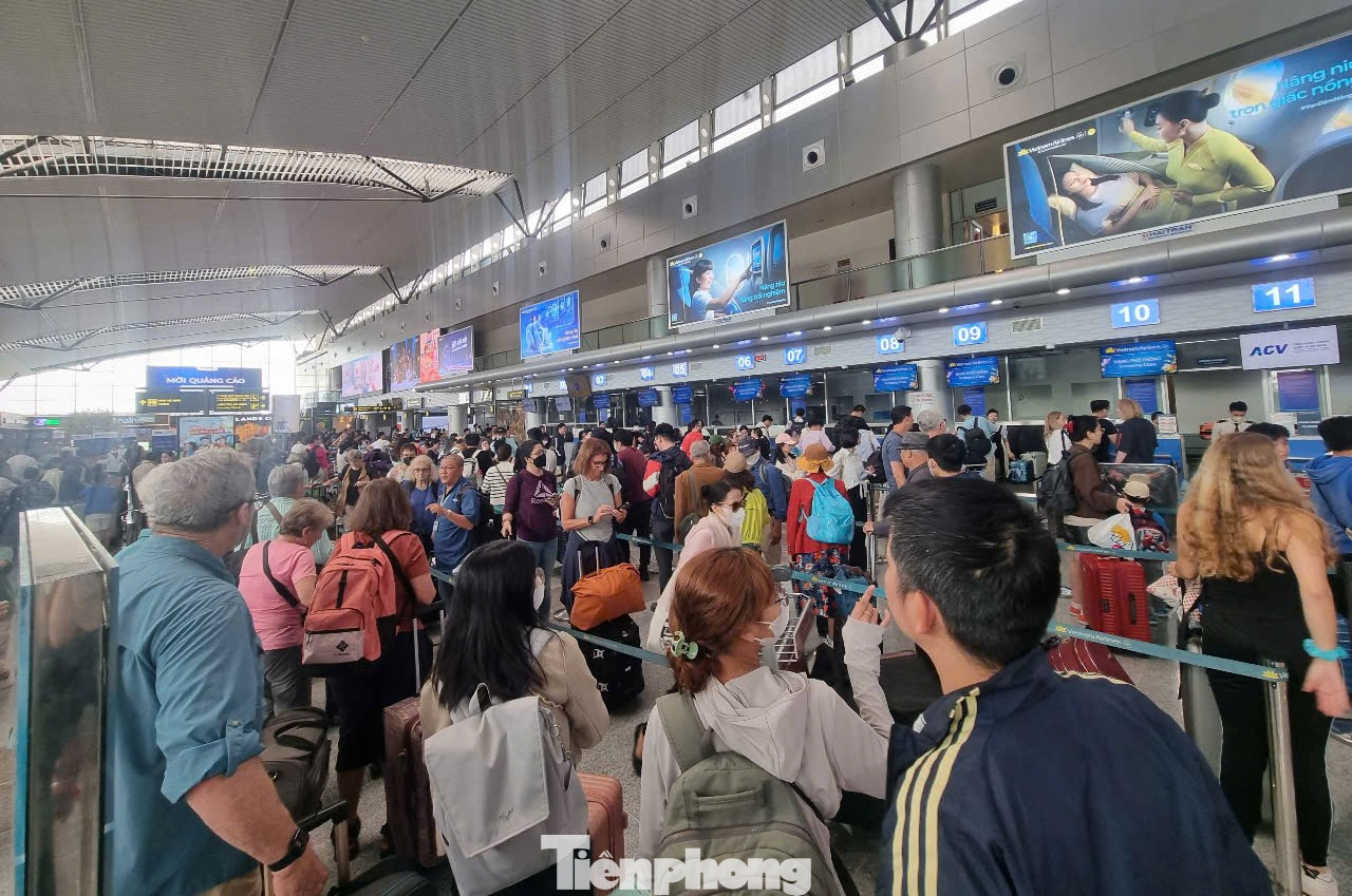 Hành khách liên tục đổ về nêm chặt khu vực chờ làm thủ tục.