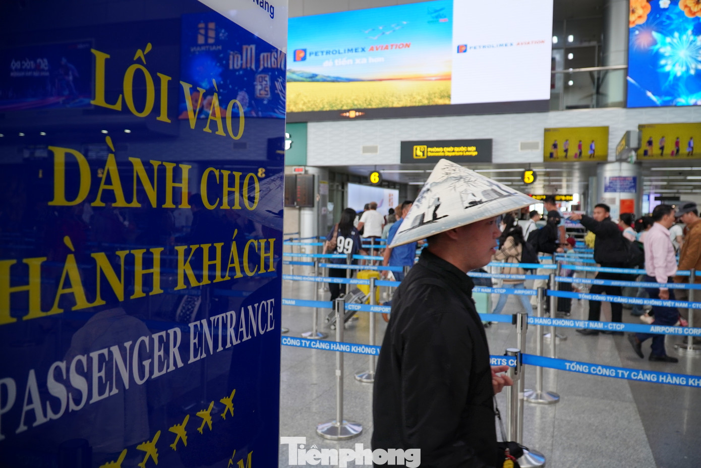 Theo Cảng Hàng không quốc tế Đà Nẵng, từ mùng 1 đến mùng 7 Tết, mỗi ngày sân bay Đà Nẵng có gần 300 chuyến bay cất hạ cánh, với cả trăm ngàn khách. Ngày cao điểm có tới 155.000 khách thông qua cảng, phần lớn là khách nội địa. Anh Nguyễn Linh (Huế) cho hay anh không mua vé chiều vào lại TPHCM từ sớm nên từ mồng 1 Tết đến nay, anh tìm vé trên mạng không có. Sáng mùng 6 Tết, anh và hai con đến sân bay Đà Nẵng, đi hỏi từng quầy để săn vé từ những khách hủy nhưng đến trưa vẫn "tay trắng".